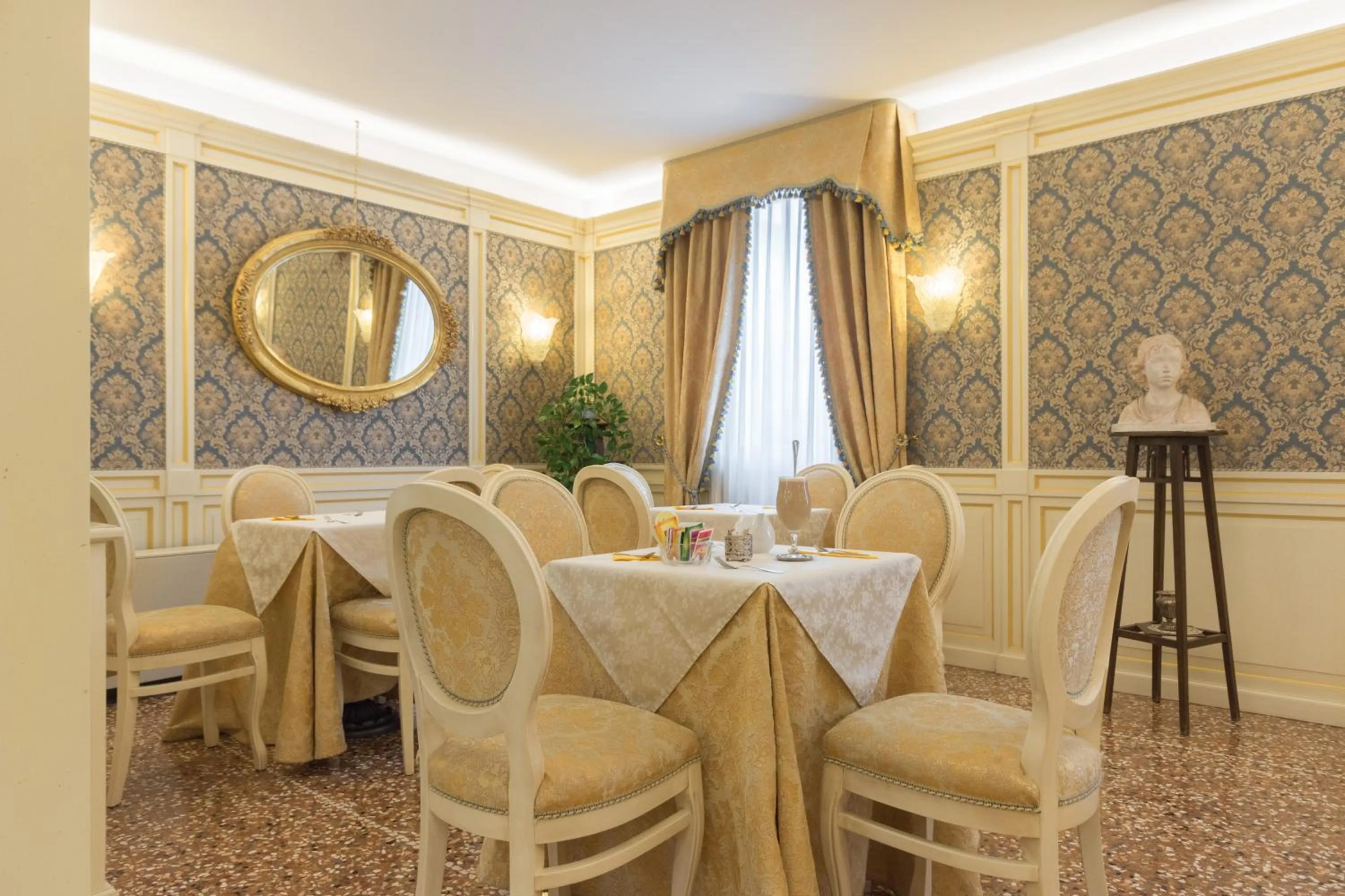 Restaurant/places to eat in Hotel Doge