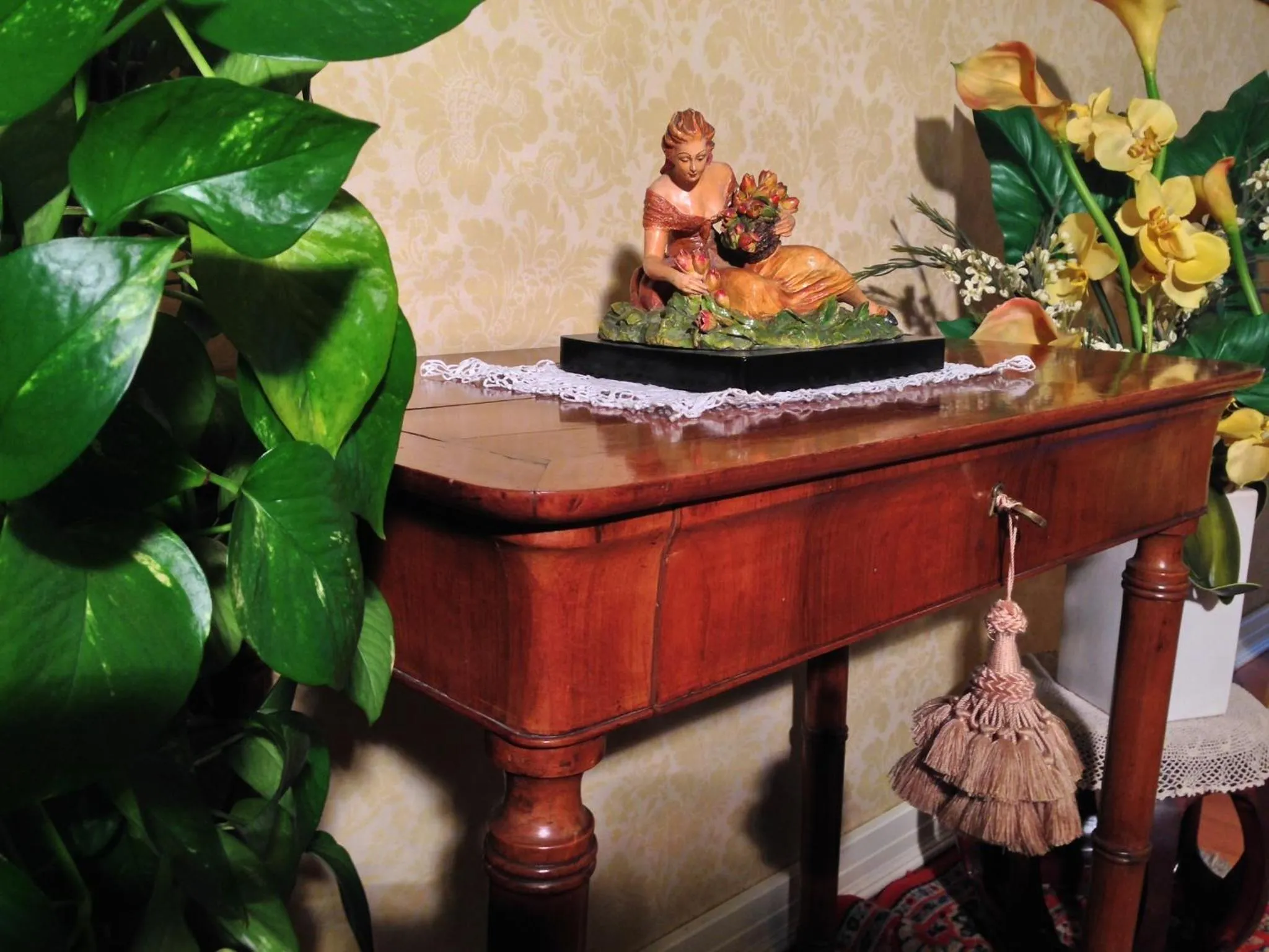 Communal lounge/ TV room in Hotel Doge