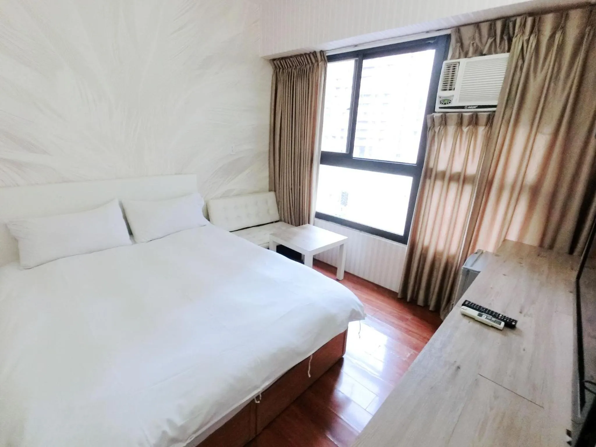 Photo of the whole room, Bed in Feng Chia Hygge