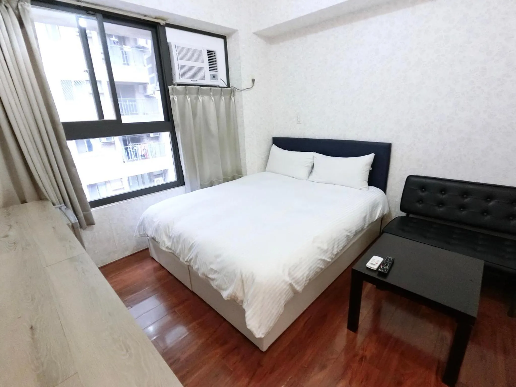 Photo of the whole room, Bed in Feng Chia Hygge