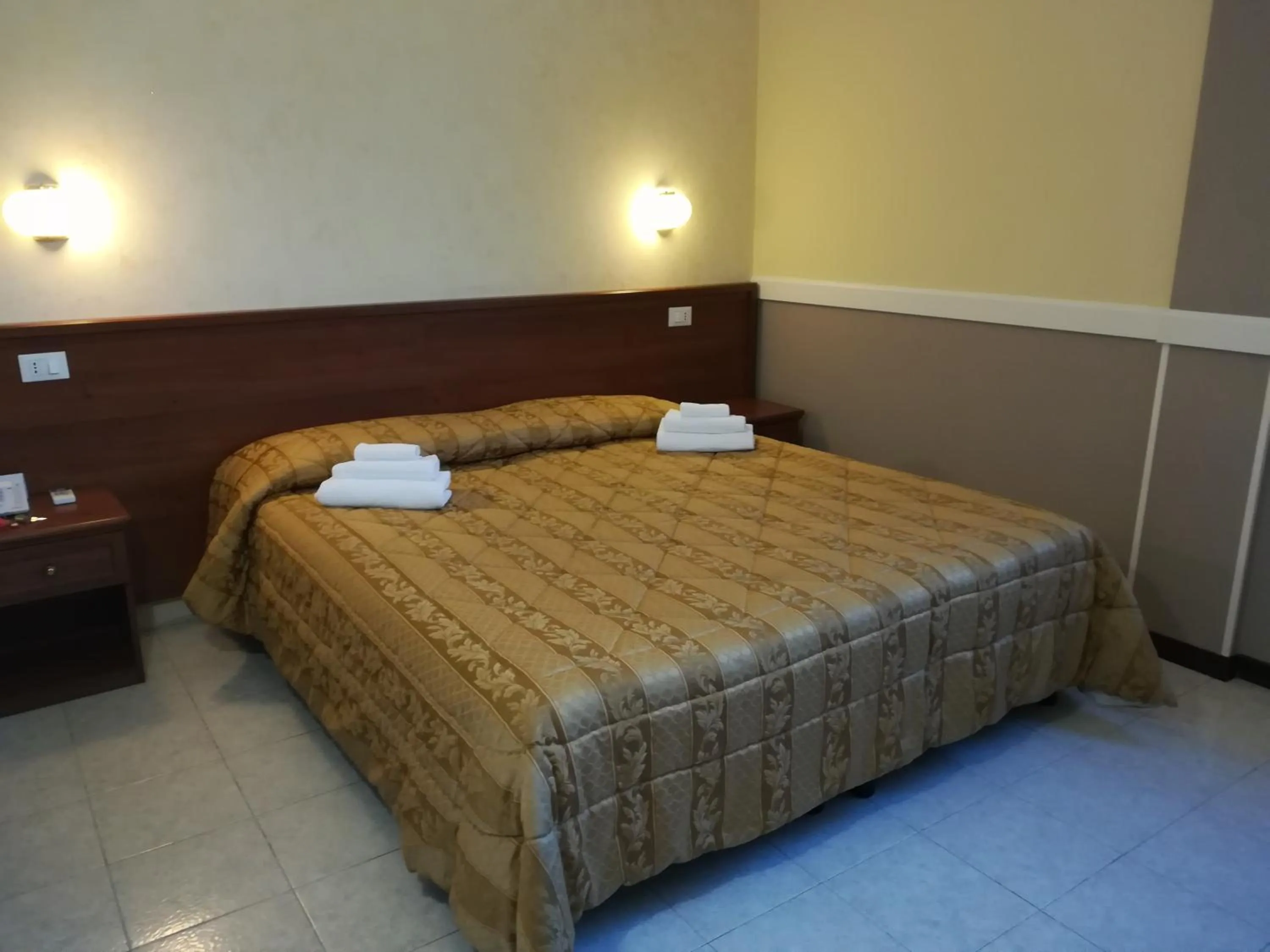 Bed in Hotel Marco Polo SELF CHECK-IN