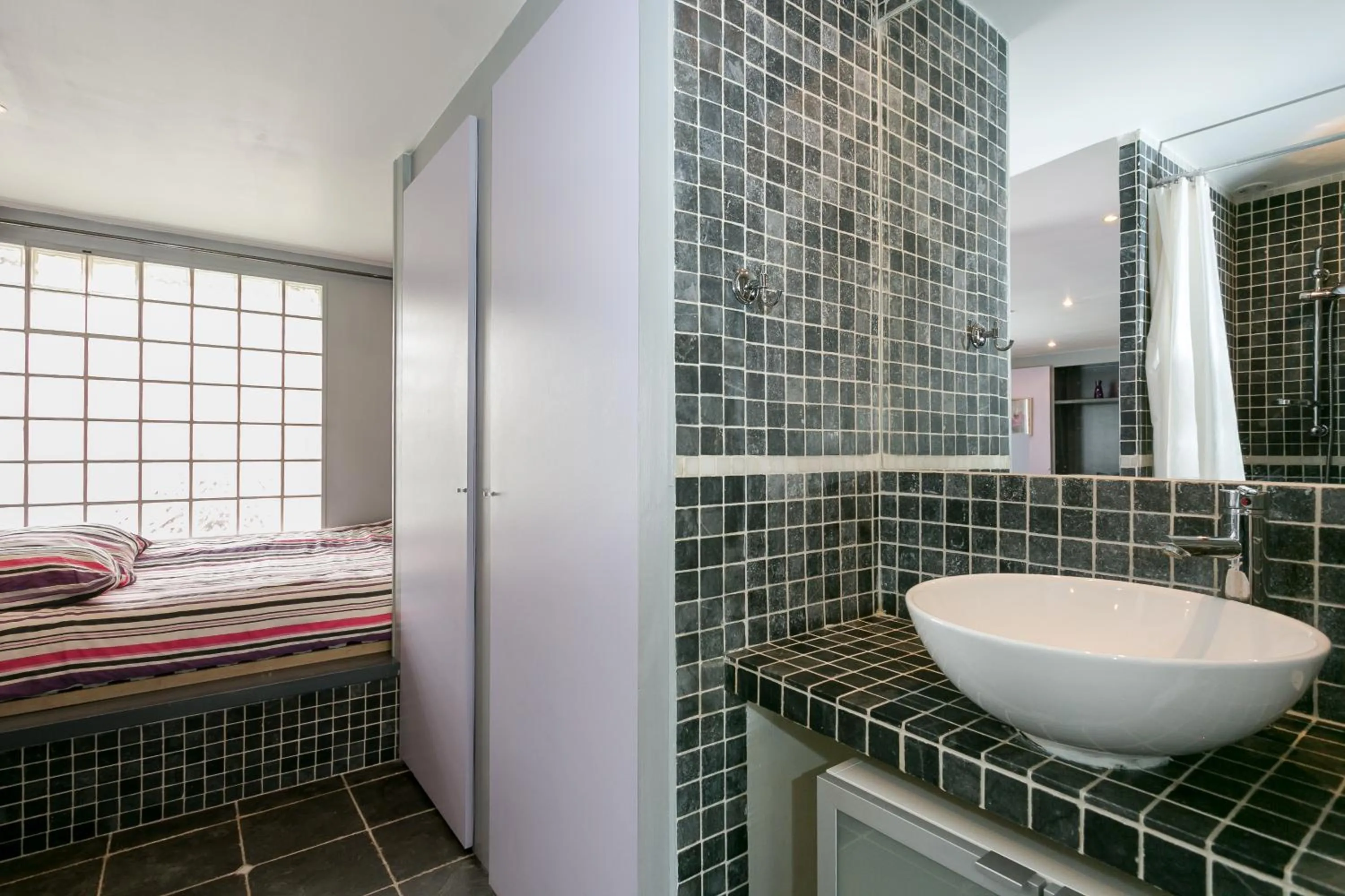 Shower, Bed in Résidence Hôtel Le Relais Amélie