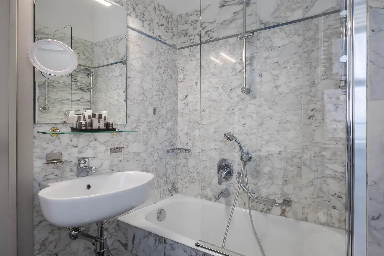 Bathroom in Hotel Metropole Bathroom in Hotel Metropole