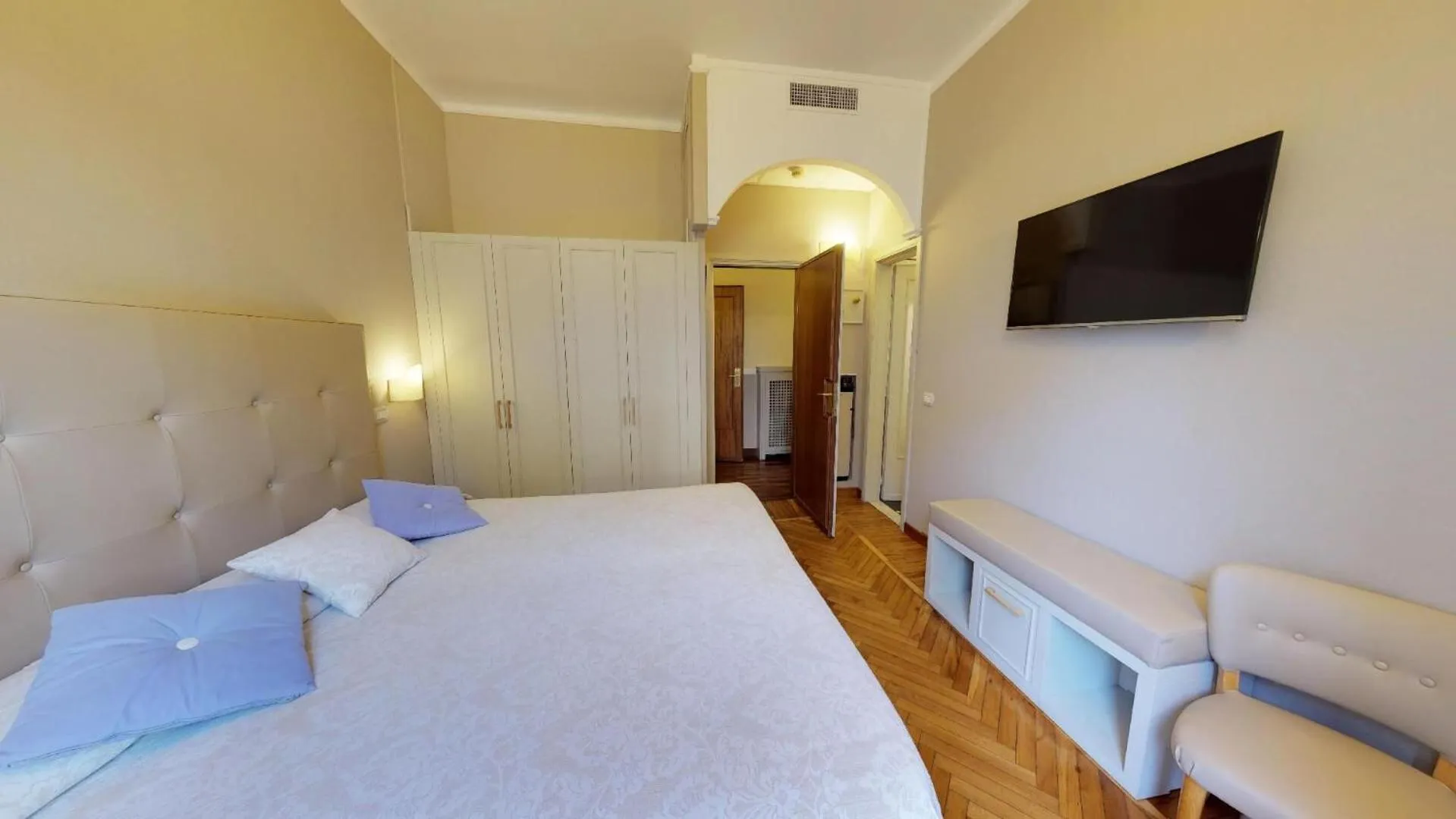 Photo of the whole room, Bed in Hotel Metropole