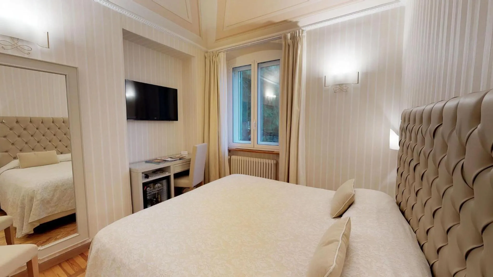 Photo of the whole room, Bed in Hotel Metropole