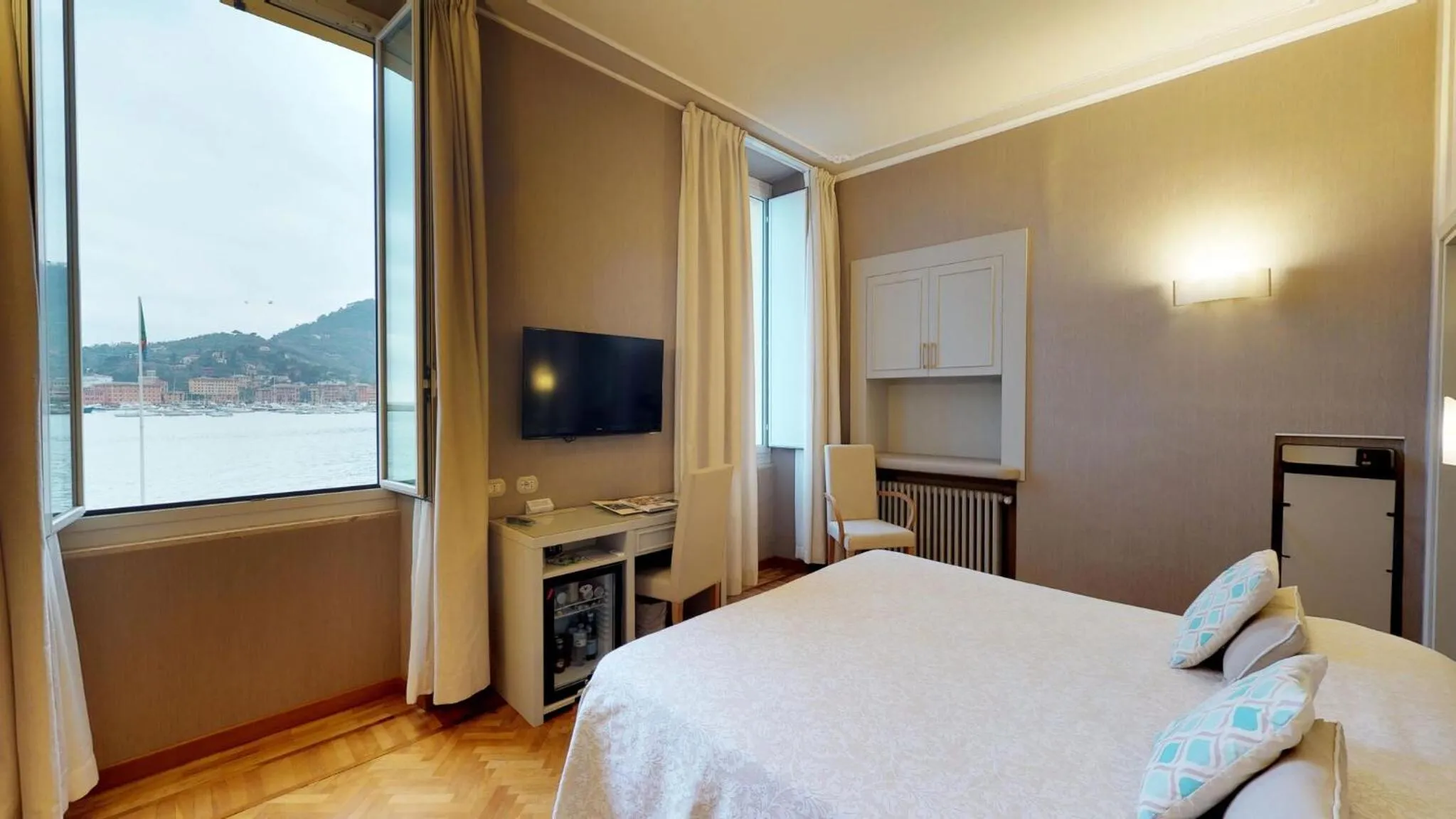 Photo of the whole room, Bed in Hotel Metropole