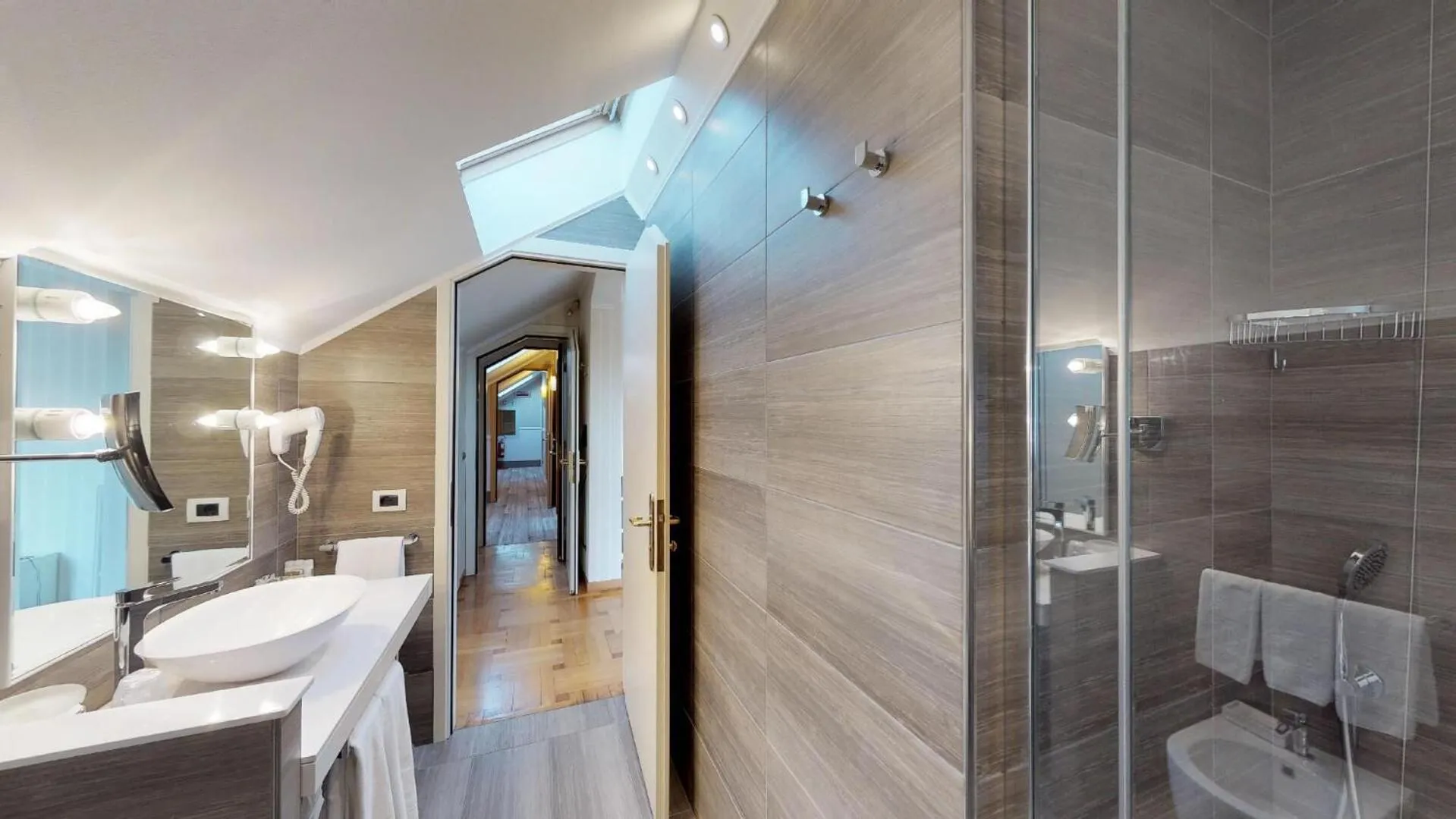 Shower in Hotel Metropole