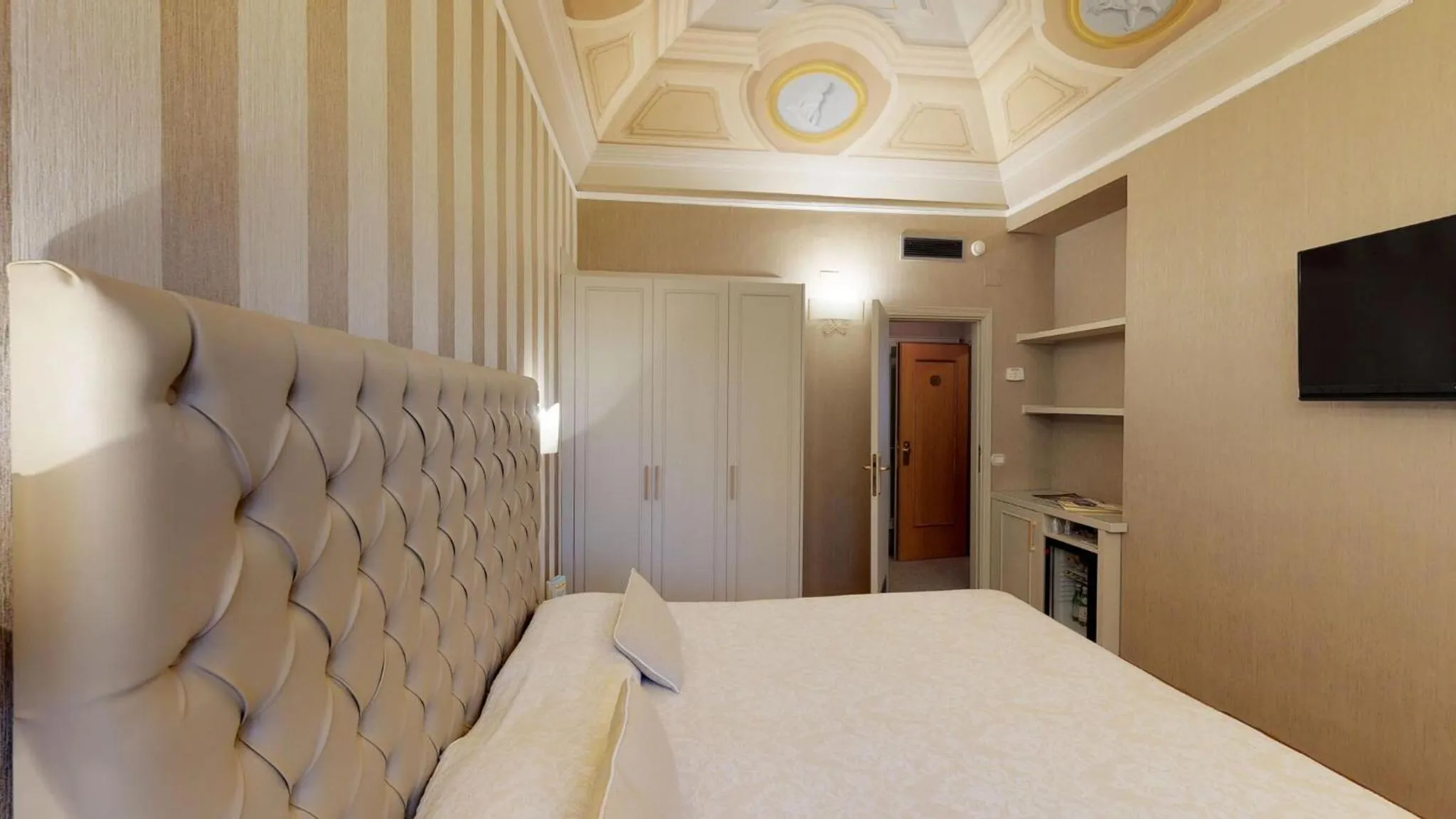 Photo of the whole room, Bed in Hotel Metropole