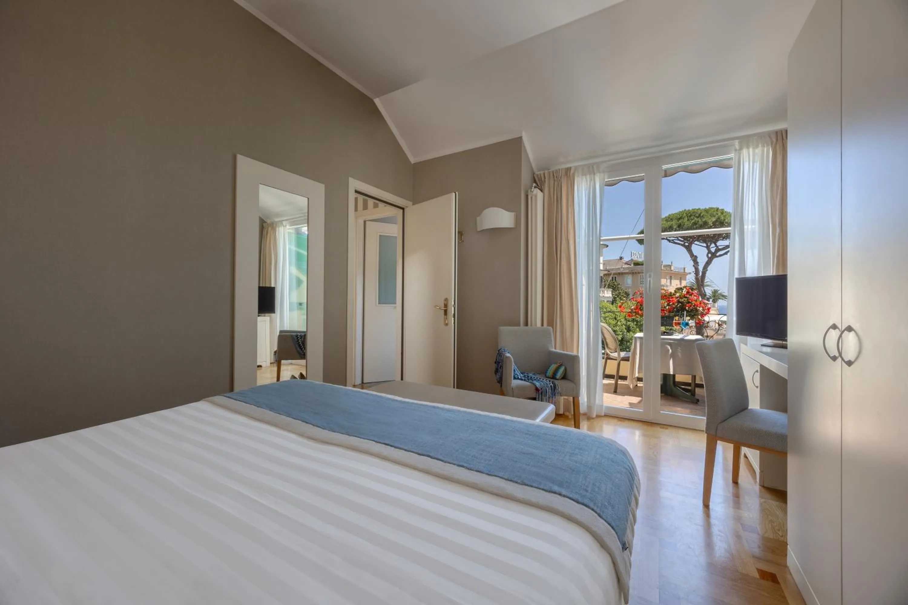 Balcony/Terrace, Bed in Hotel Metropole