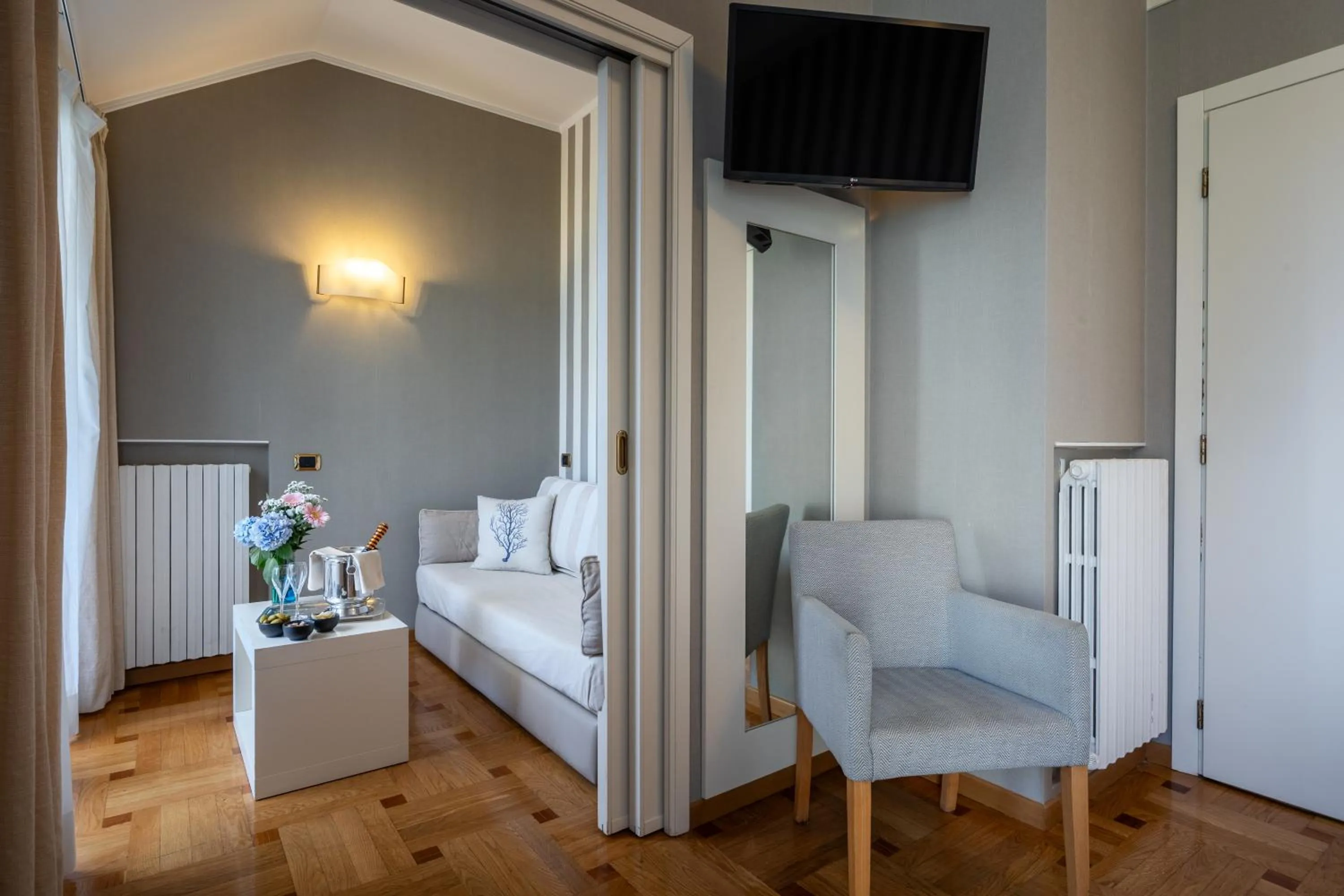 TV and multimedia, Bed in Hotel Metropole