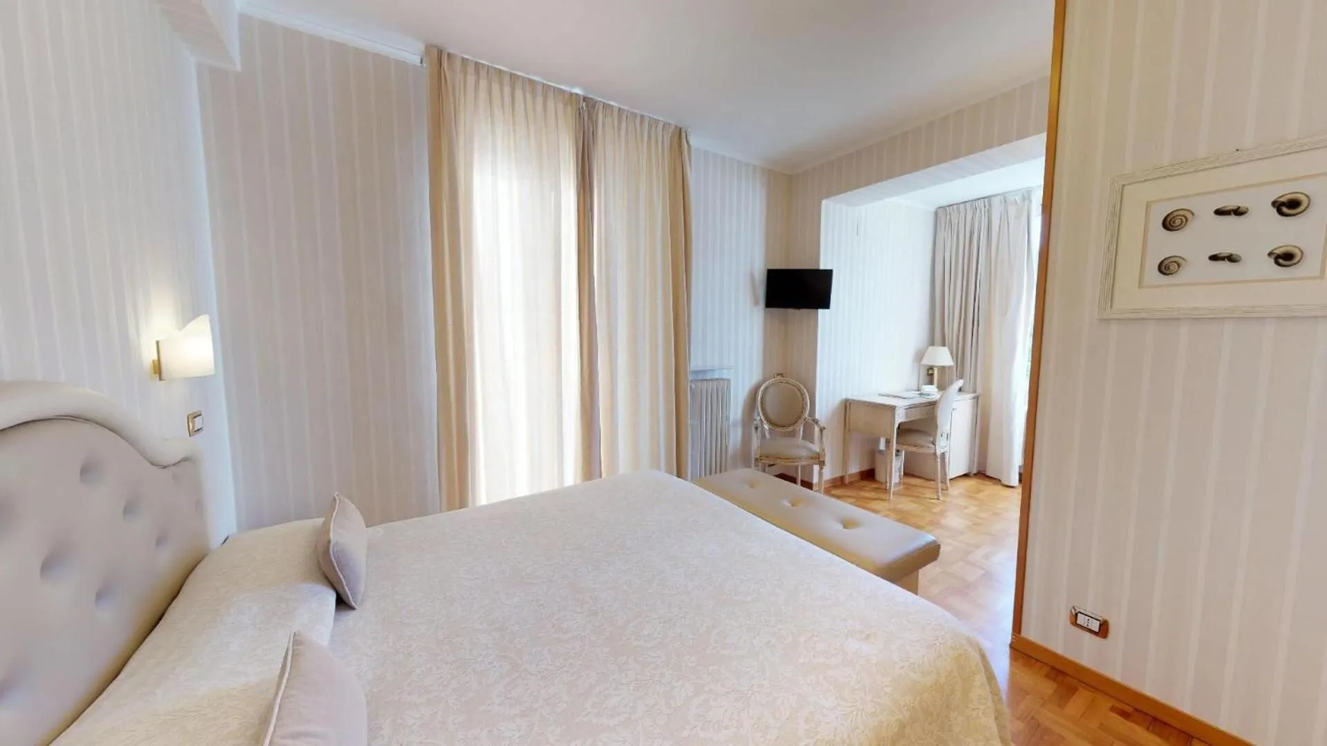 Photo of the whole room, Bed in Hotel Metropole