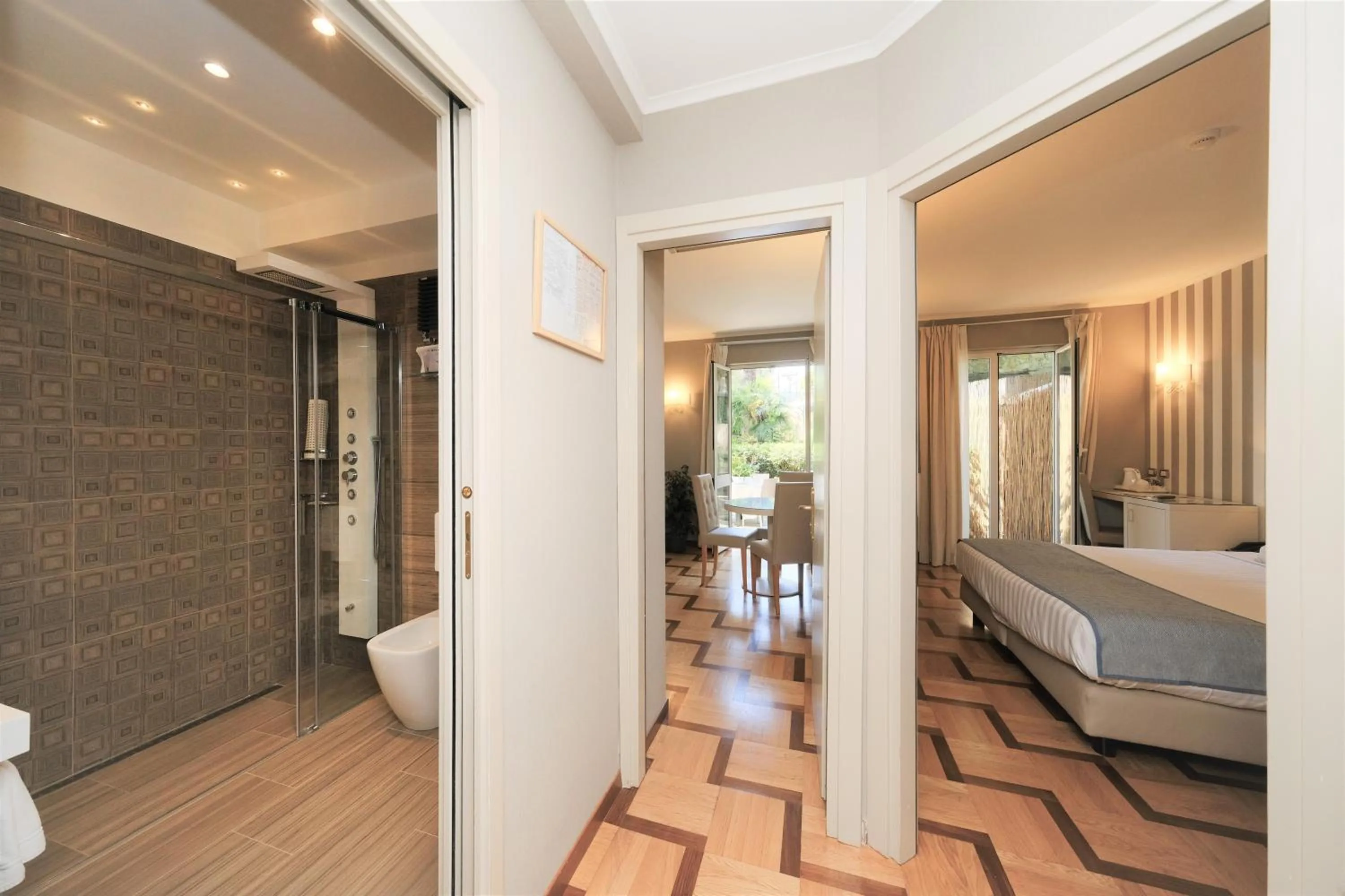 Bedroom, Bed in Hotel Metropole