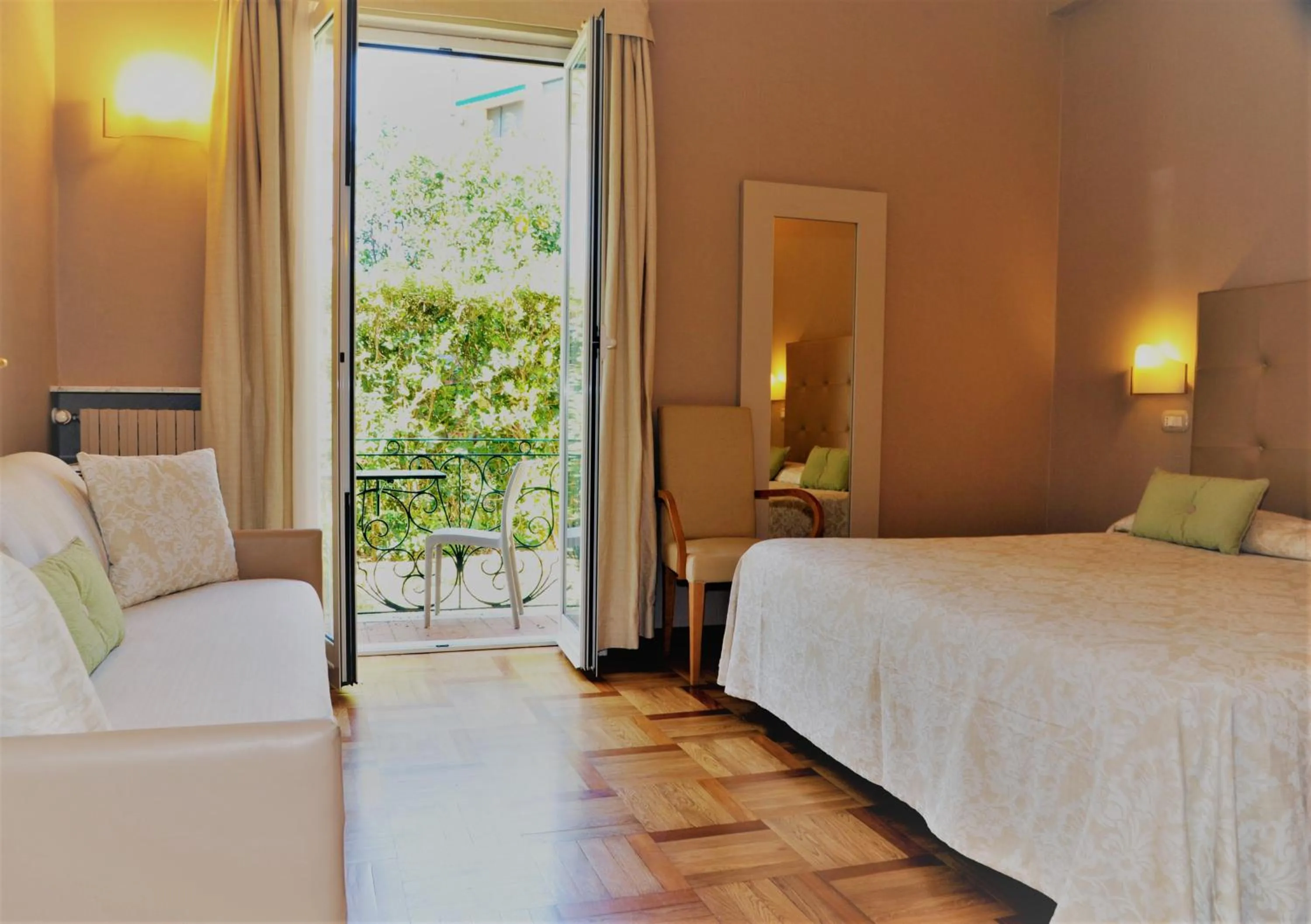 Photo of the whole room, Bed in Hotel Metropole