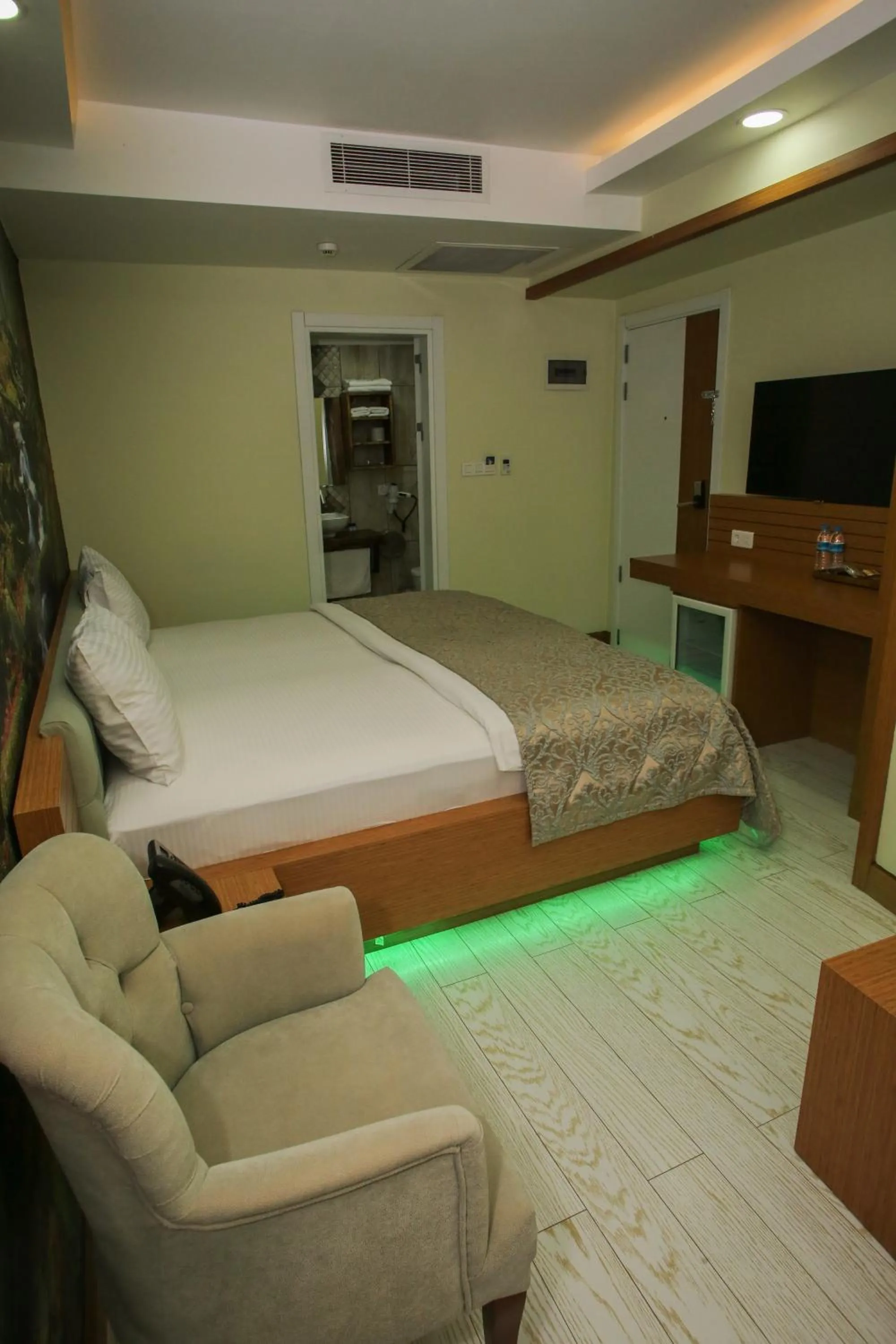Photo of the whole room, Bed in Quantum Hotel