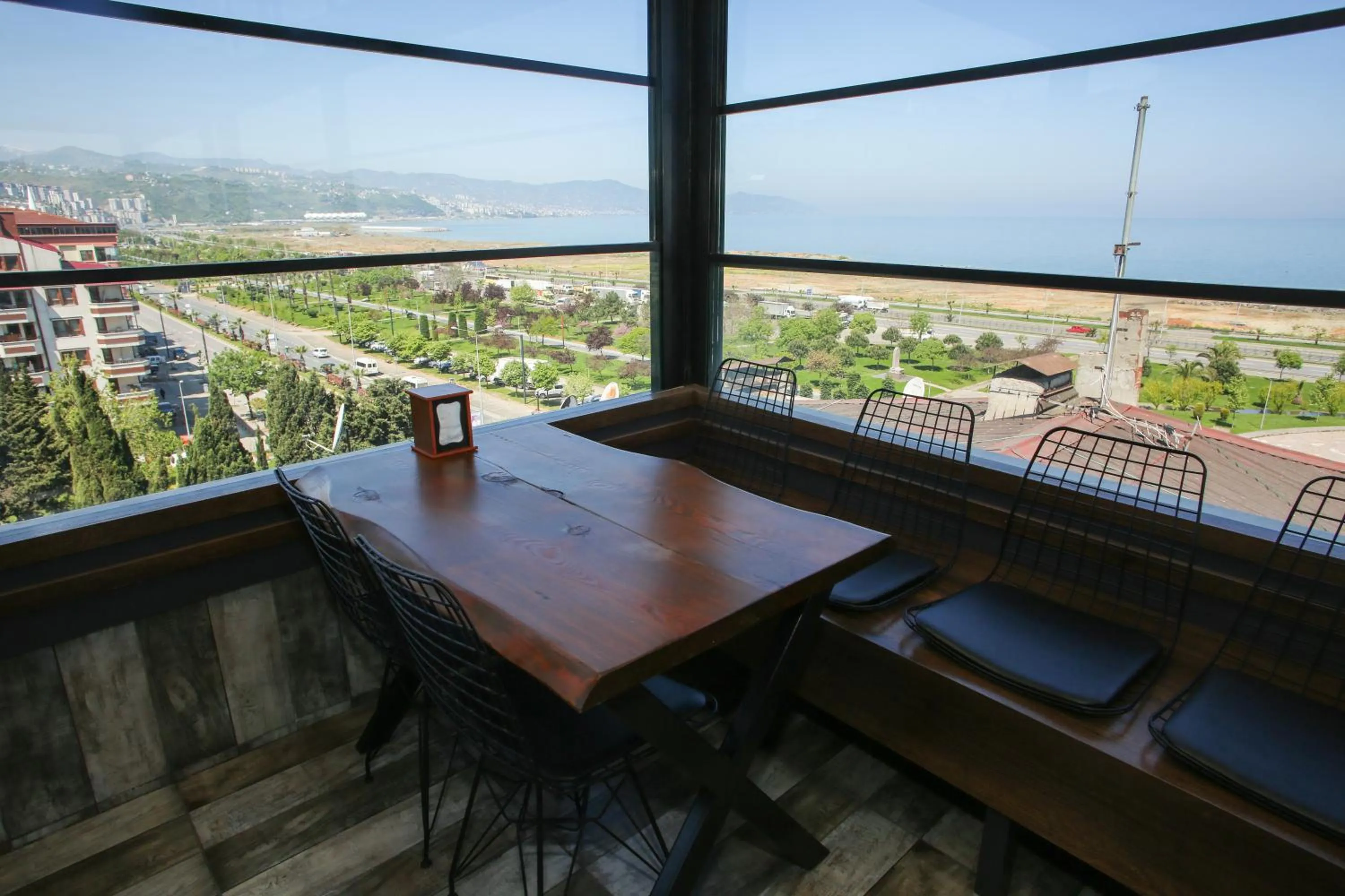 Restaurant/places to eat in Quantum Hotel