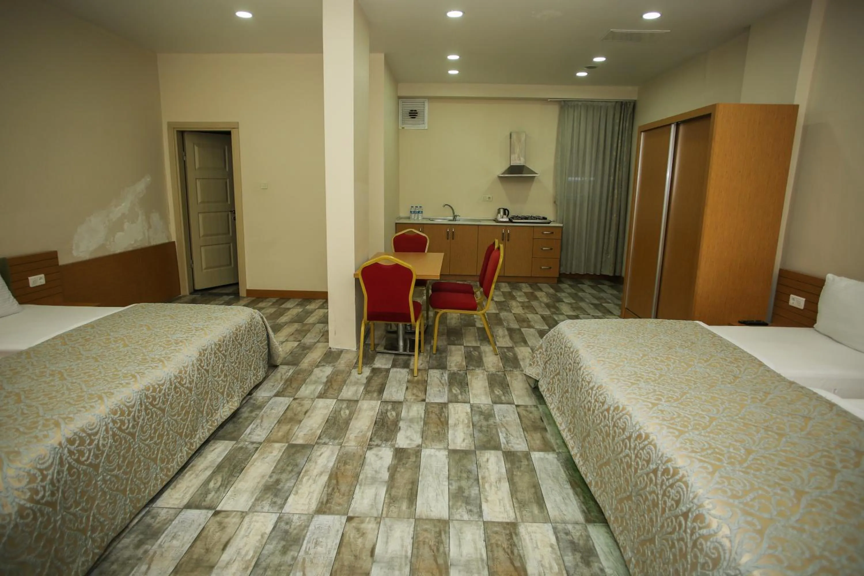 Seating area, Bed in Quantum Hotel