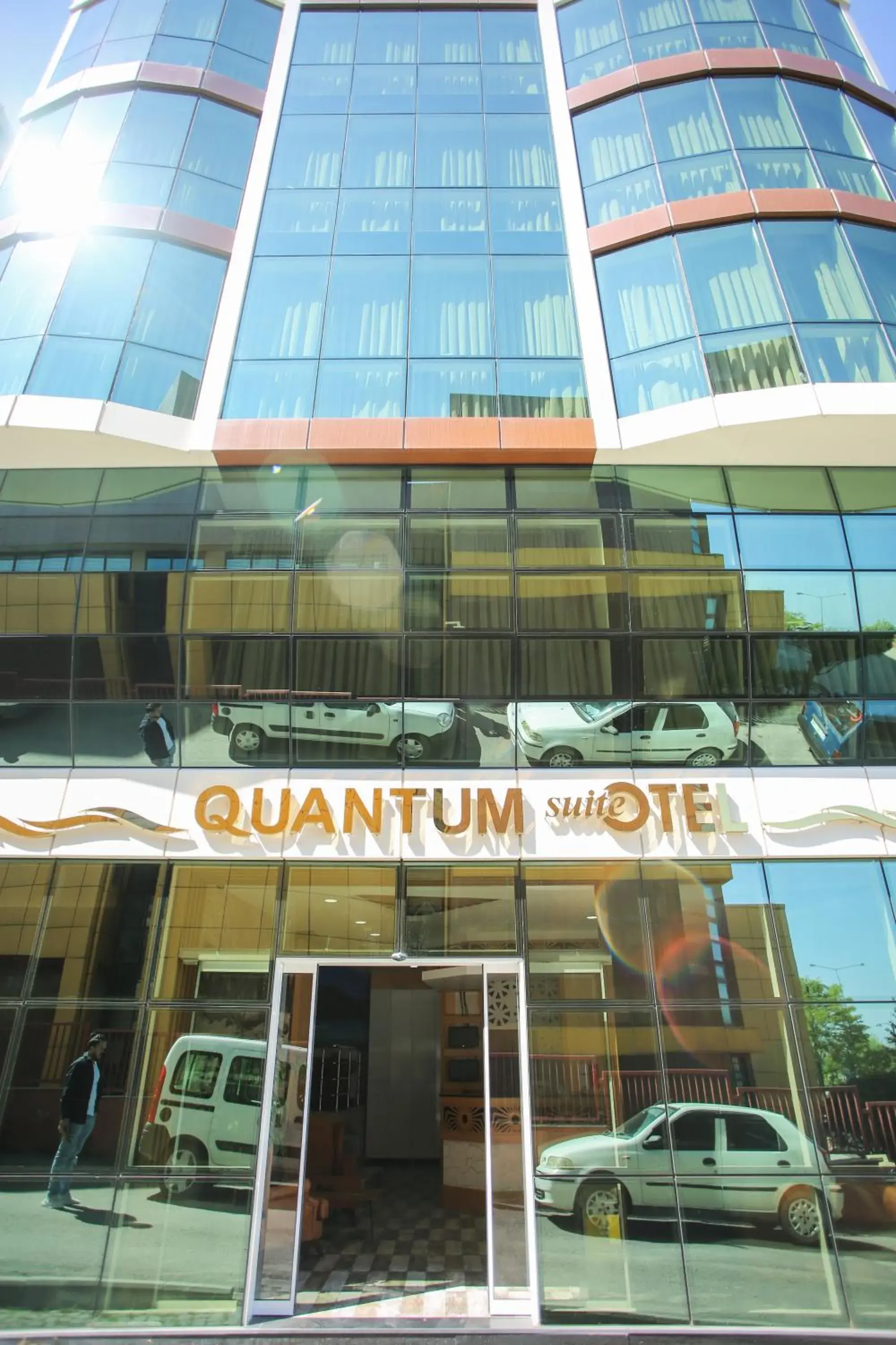 Facade/entrance in Quantum Hotel Facade/entrance in Quantum Hotel