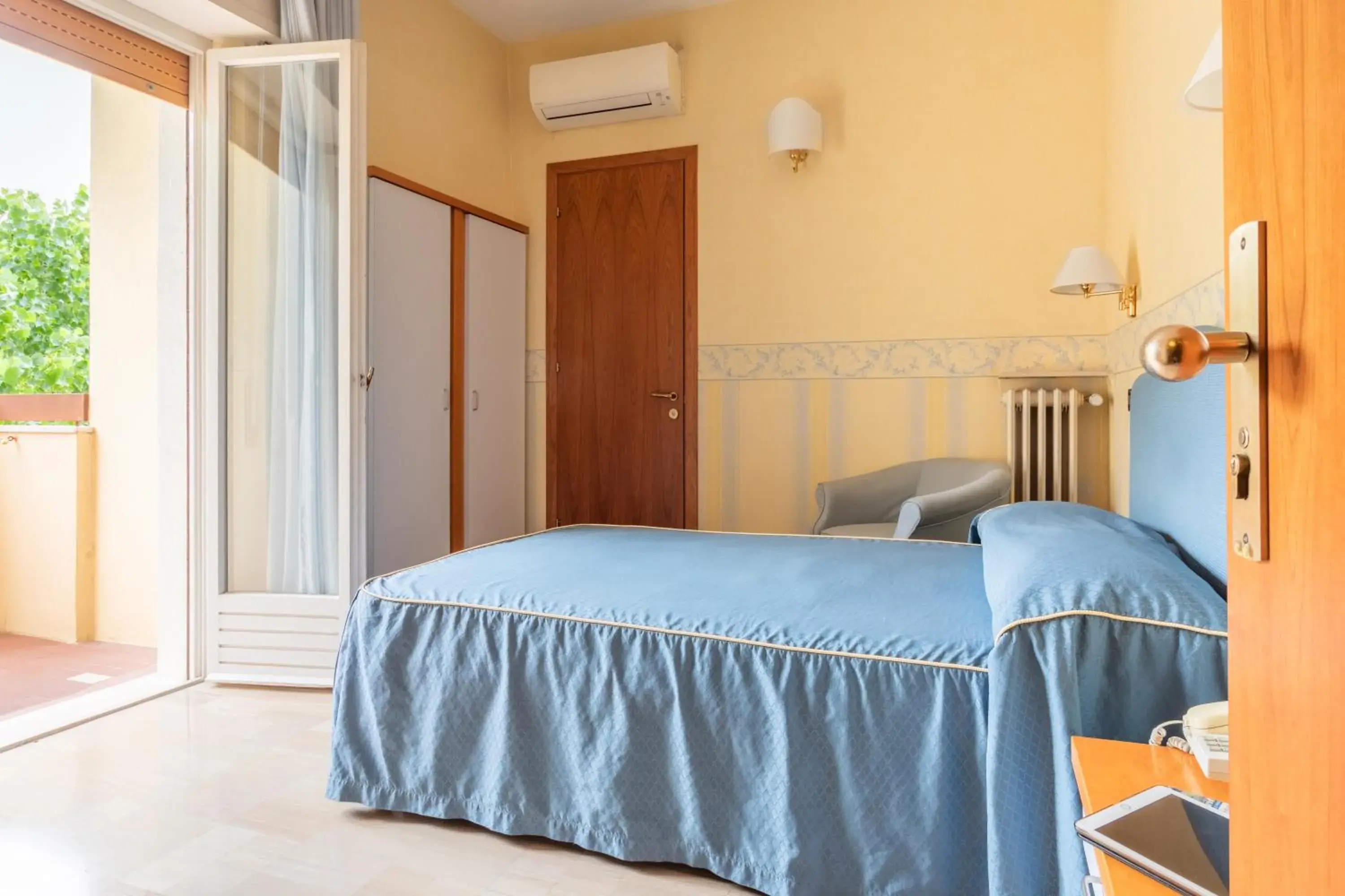 Bedroom, Bed in Hotel Touring Bedroom, Bed in Hotel Touring