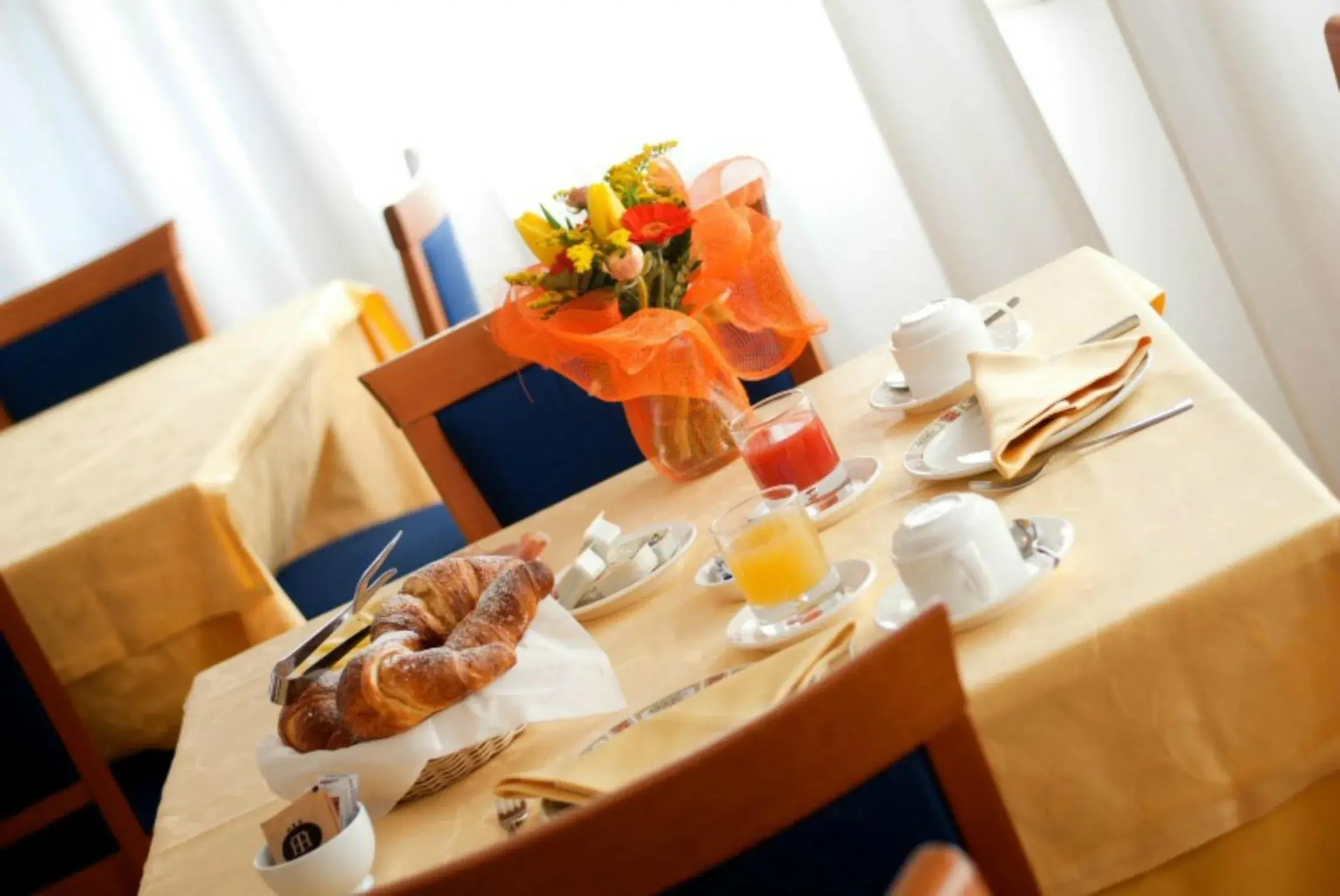 Restaurant/places to eat in Hotel Touring Restaurant/places to eat in Hotel Touring