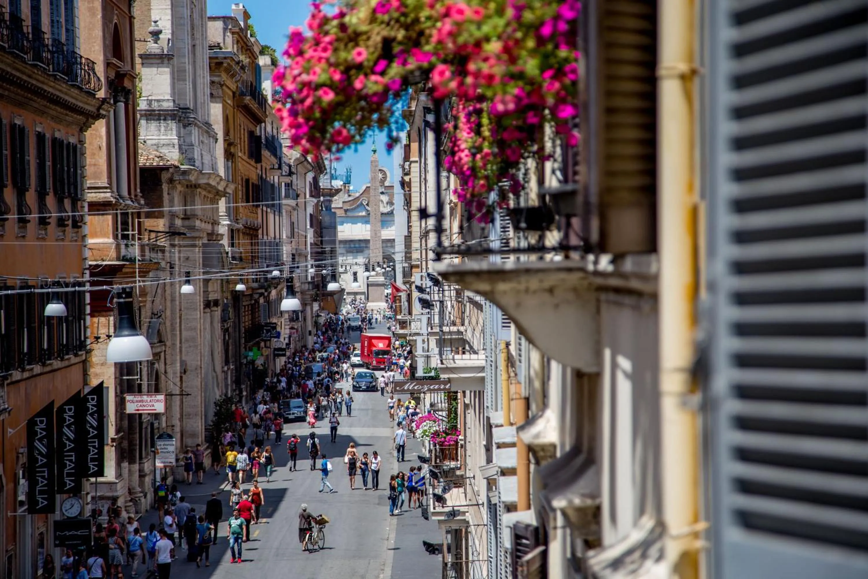 Neighbourhood in Stay Inn Rome Via Del Corso