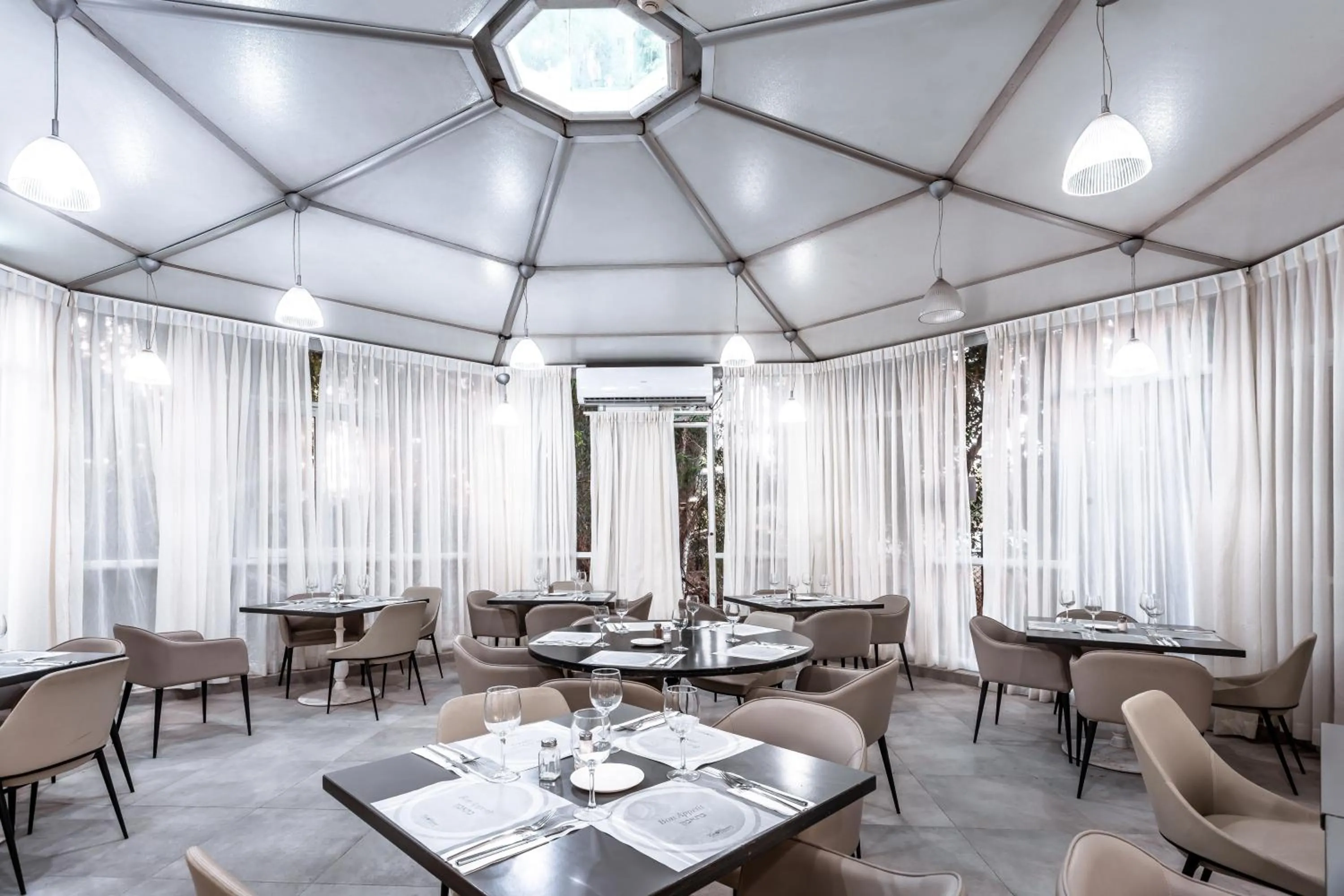 Restaurant/places to eat in Kfar Maccabiah Business & Sport Hotel