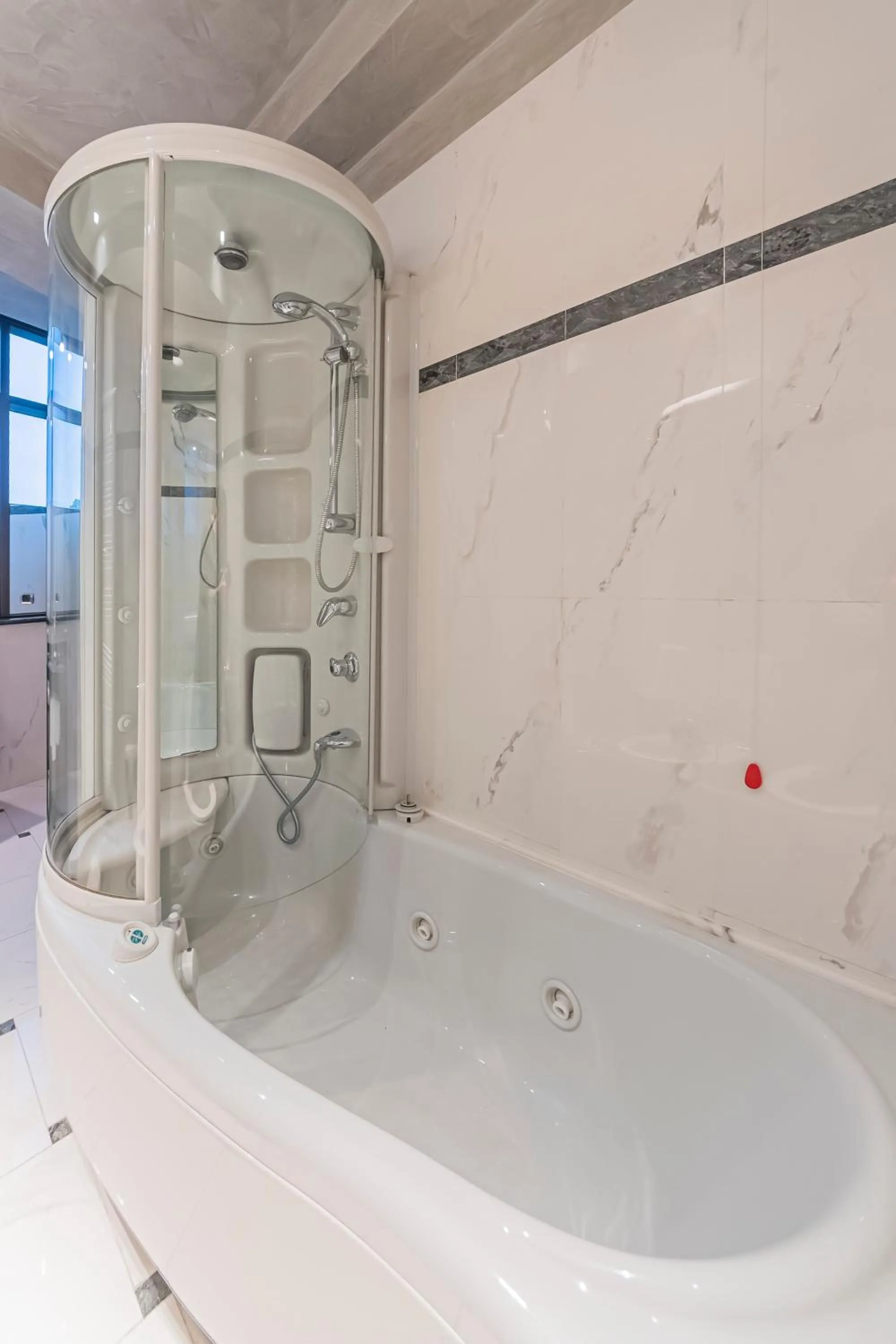 Hot Tub in Dado Hotel International