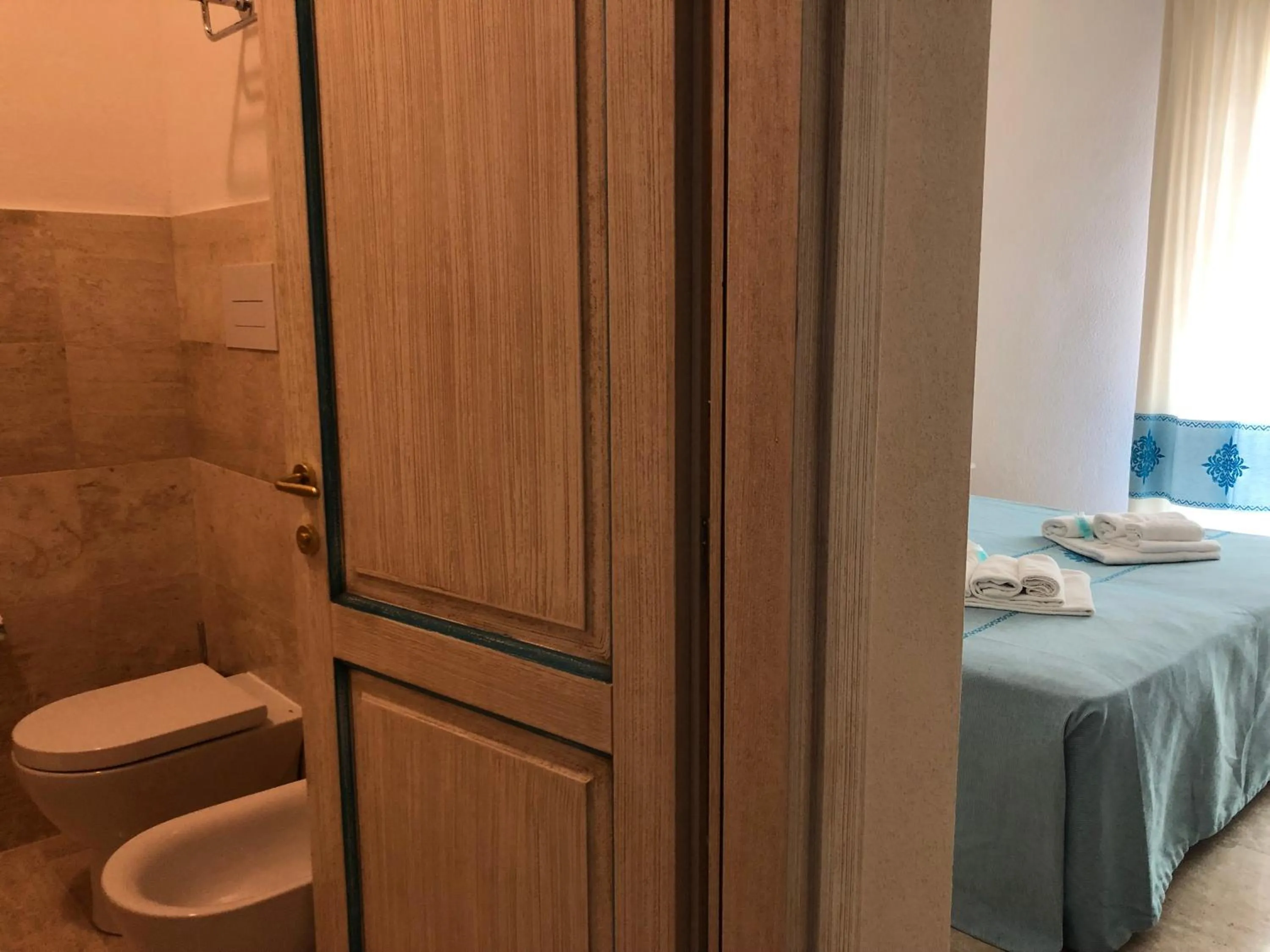 Bathroom, Bed in Hotel Riviera