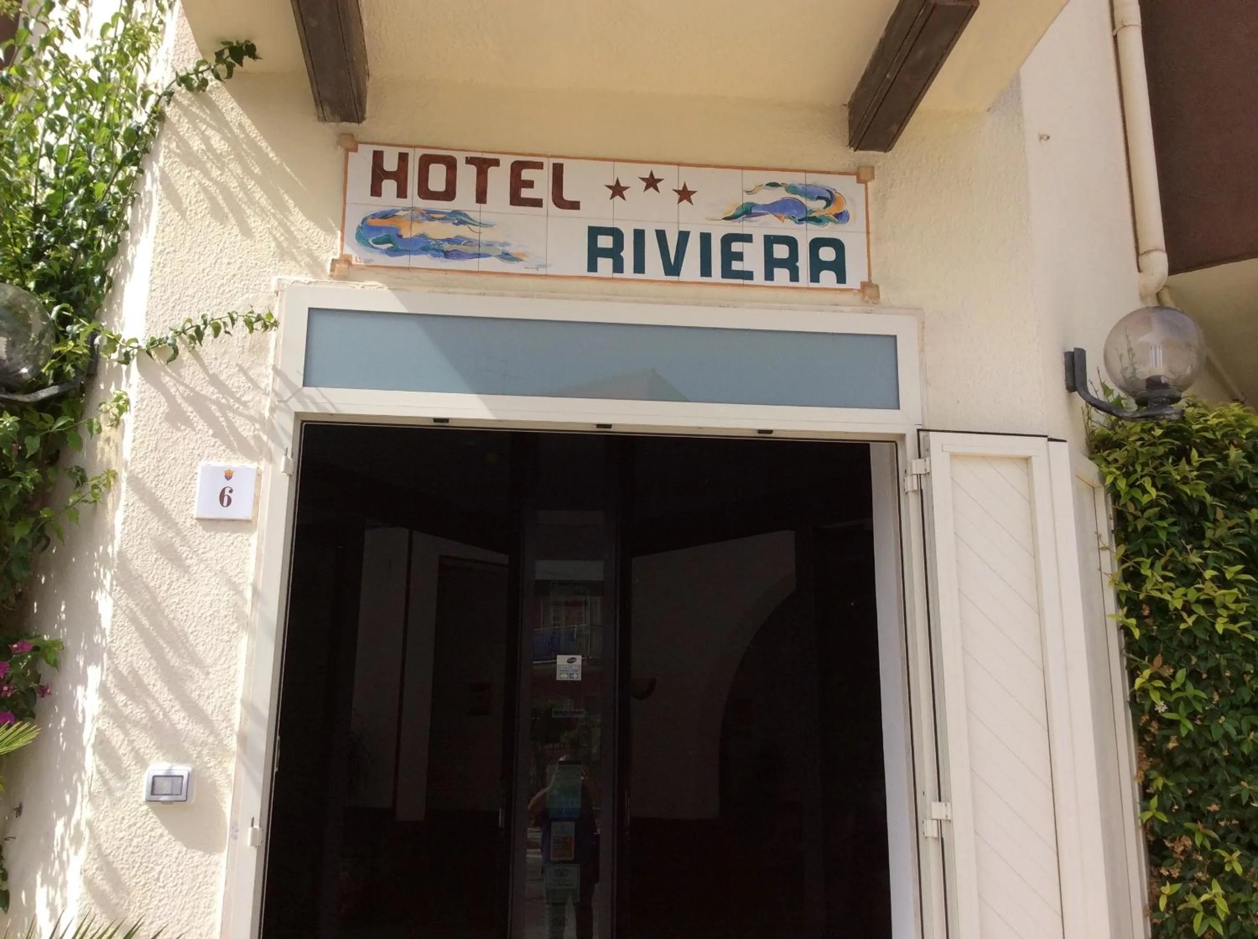 Facade/entrance in Hotel Riviera