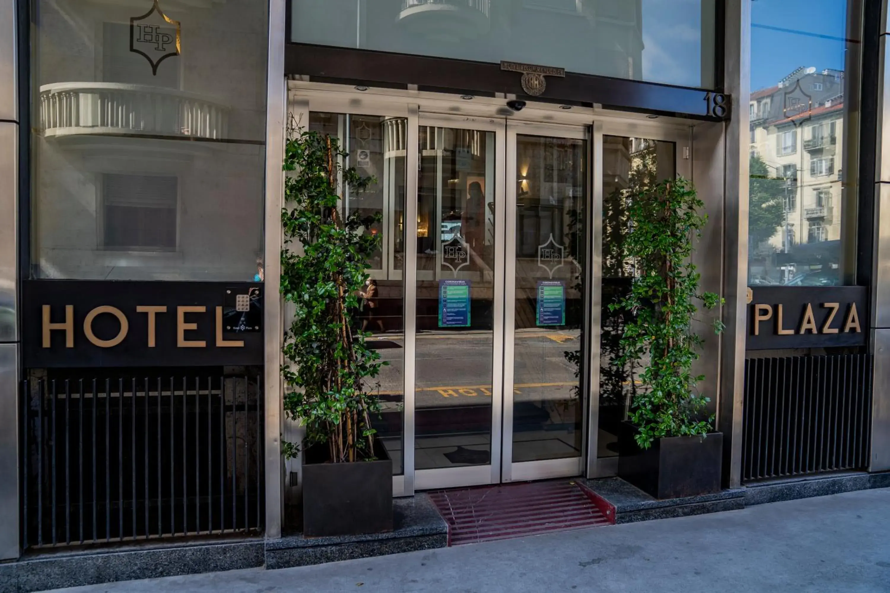 Facade/entrance in Hotel Plaza Facade/entrance in Hotel Plaza