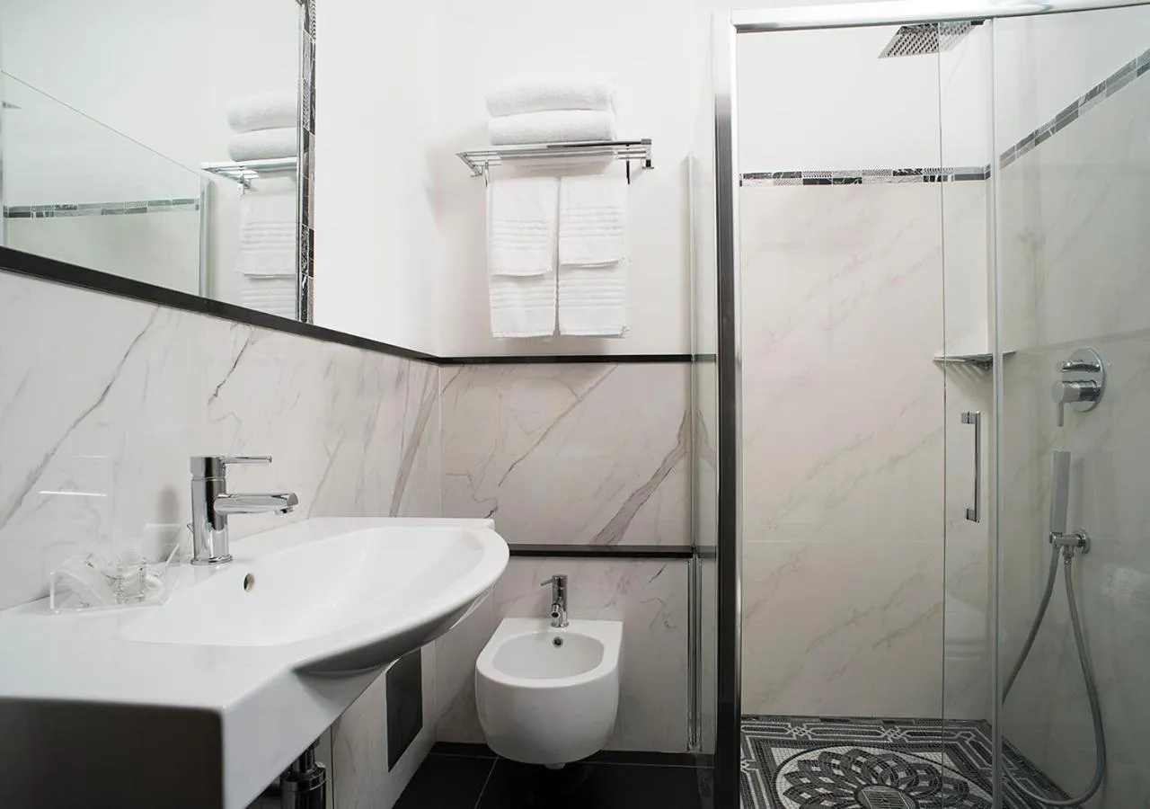 Shower in Hotel Plaza