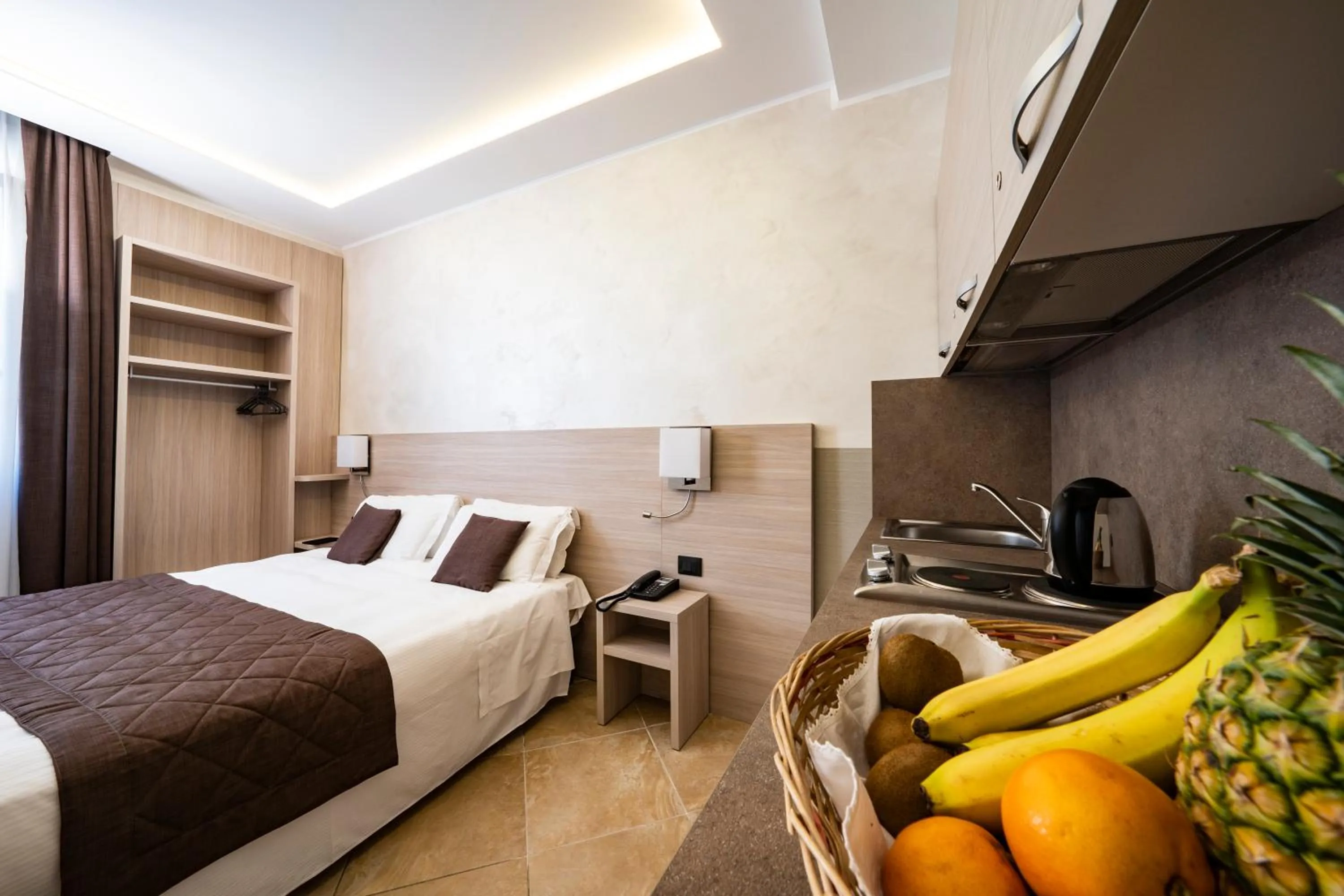 Kitchen or kitchenette, Bed in Hotel Plaza