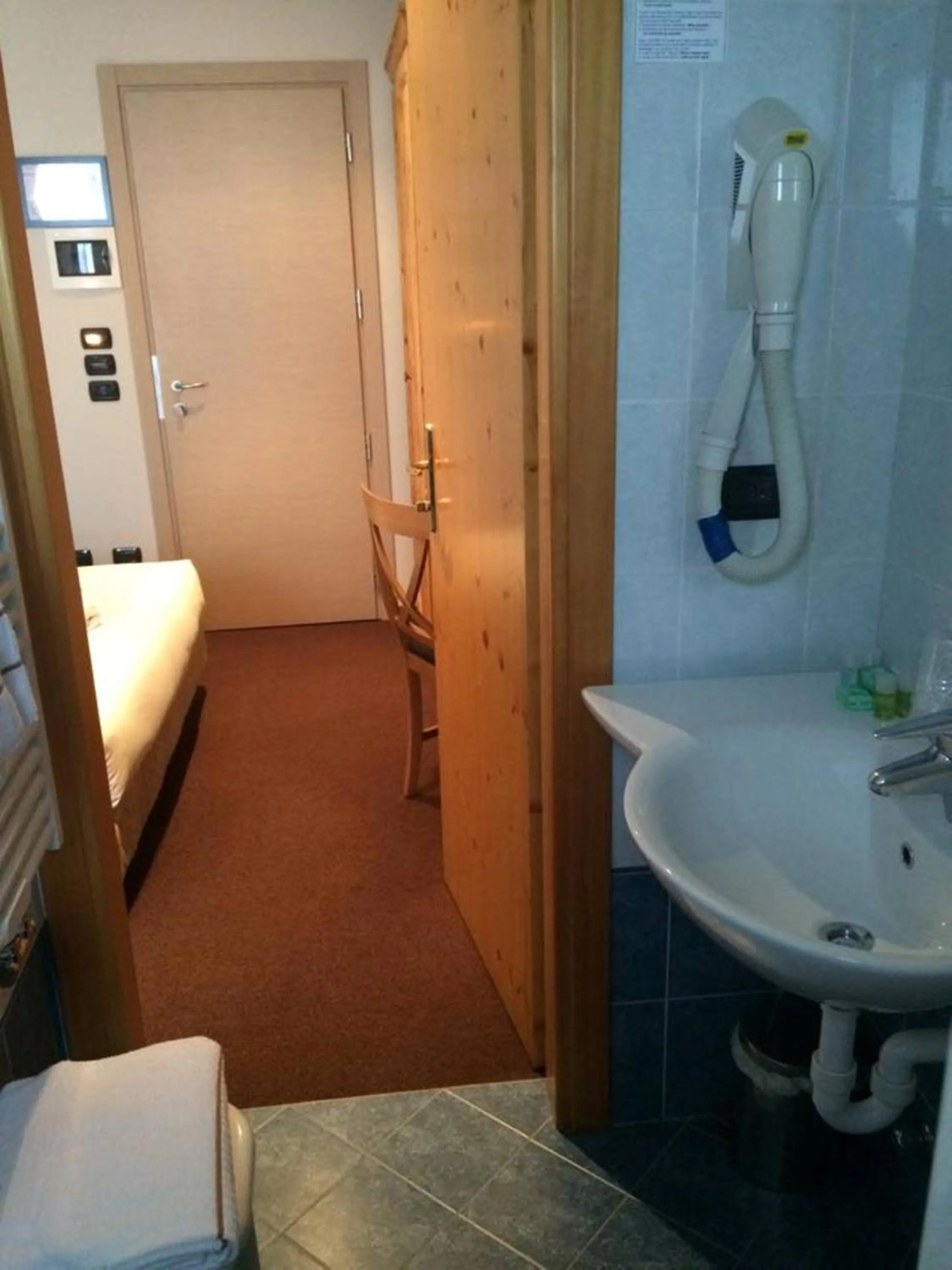 Bathroom, Bed in Grand Hotel Paradiso