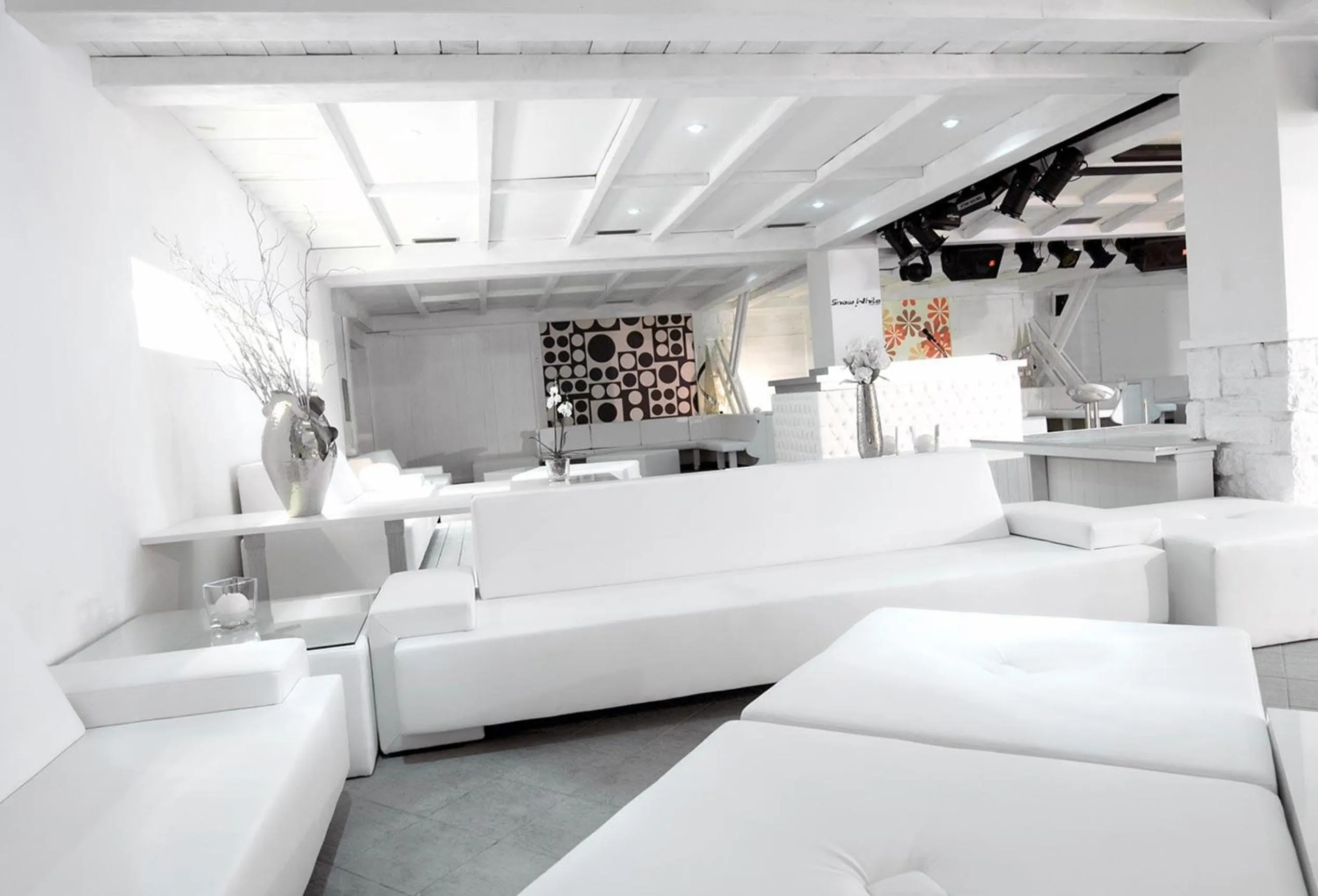 Nightclub / DJ, Bed in Grand Hotel Paradiso