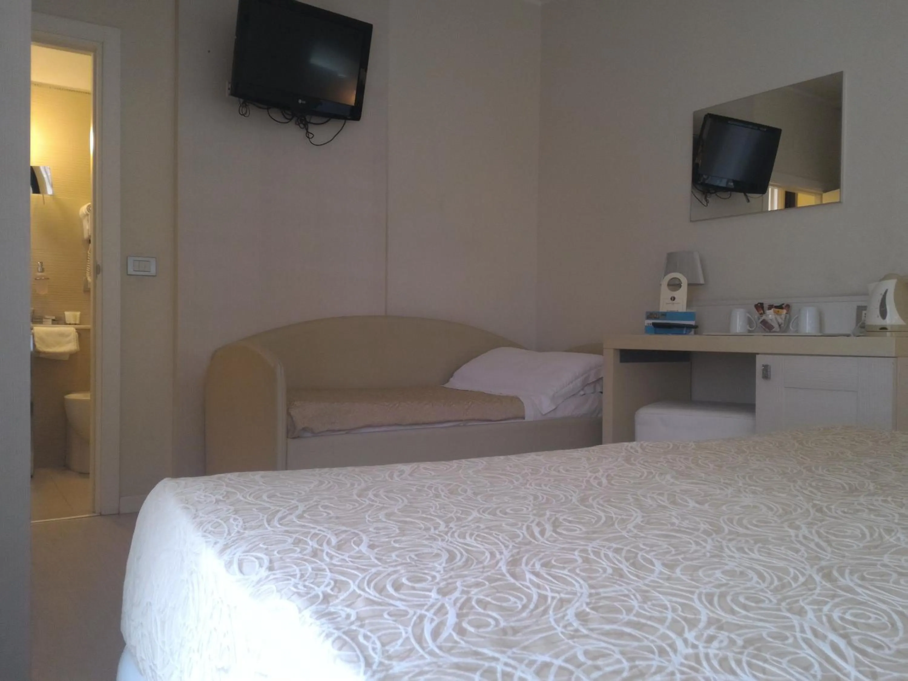 Bedroom, Bed in Ferretti Beach Hotel