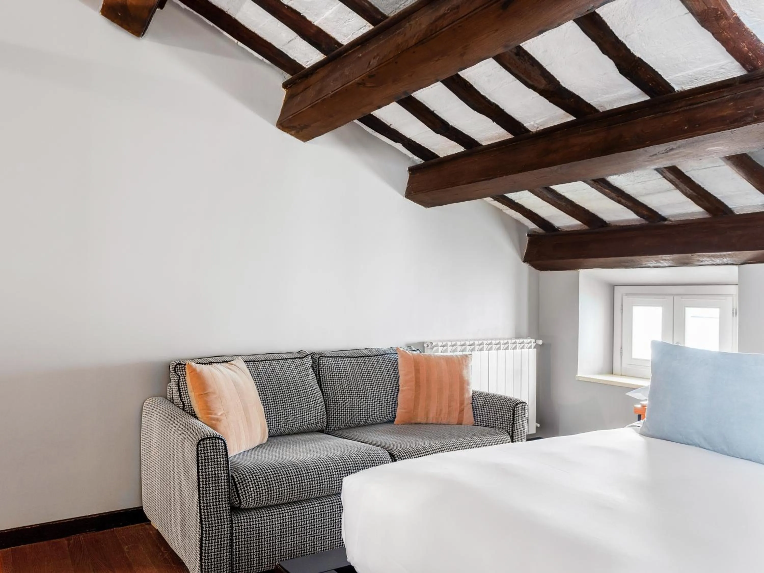 Seating area, Bed in Numa Rome Vici