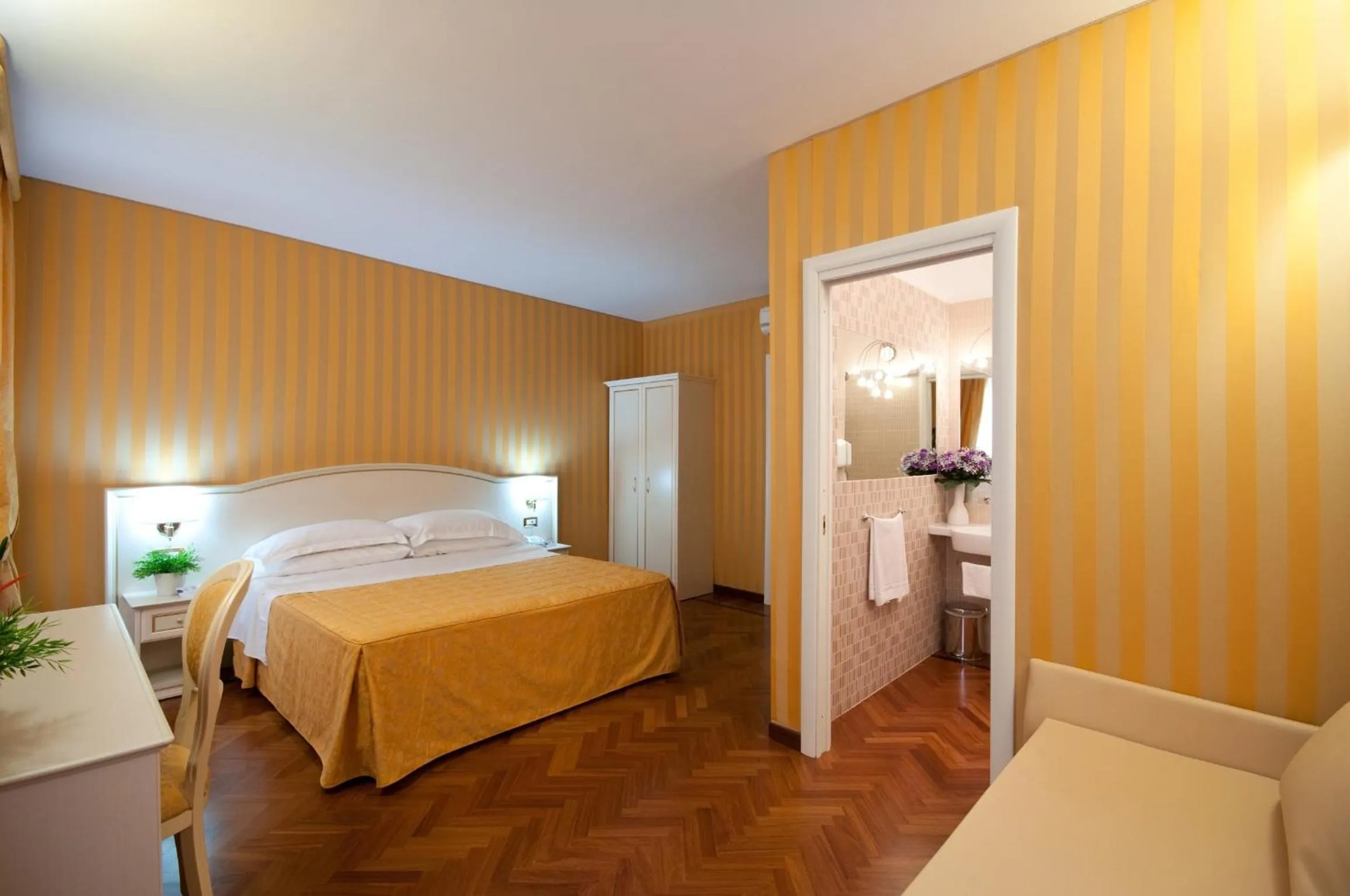 Photo of the whole room, Bed in Trevi 41 Hotel