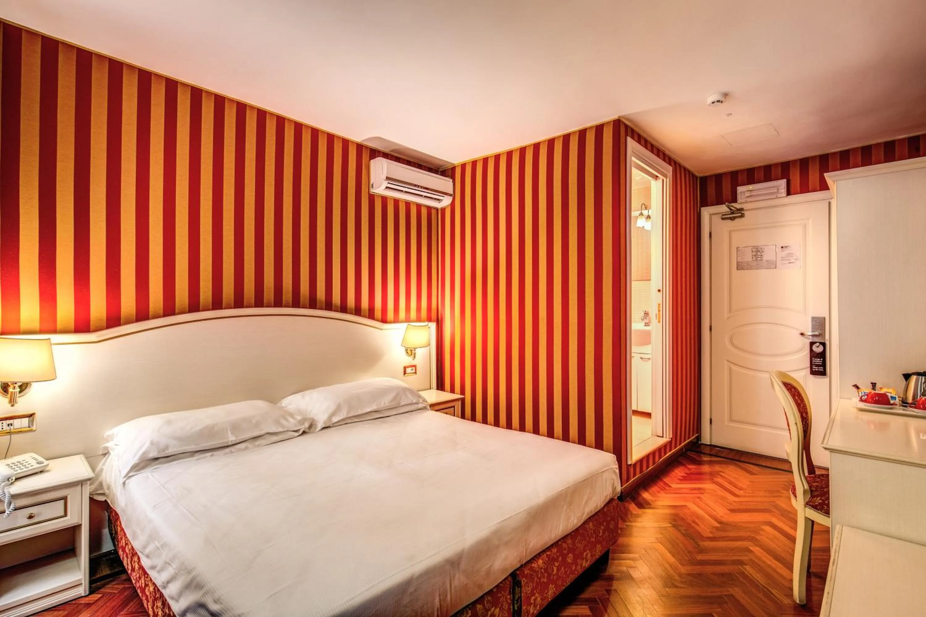 Photo of the whole room, Bed in Trevi 41 Hotel