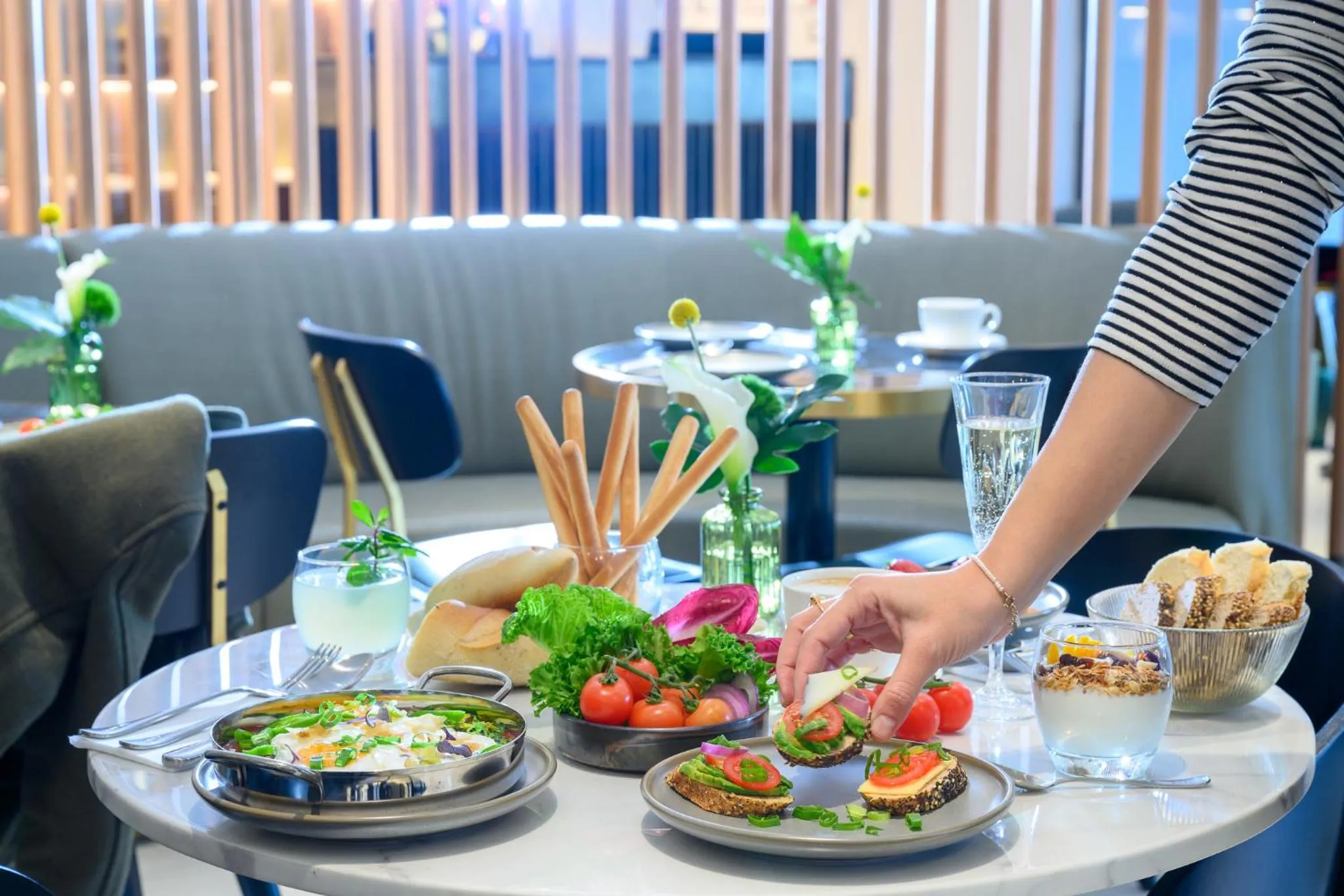 Restaurant/places to eat in Jewel TLV Hotel