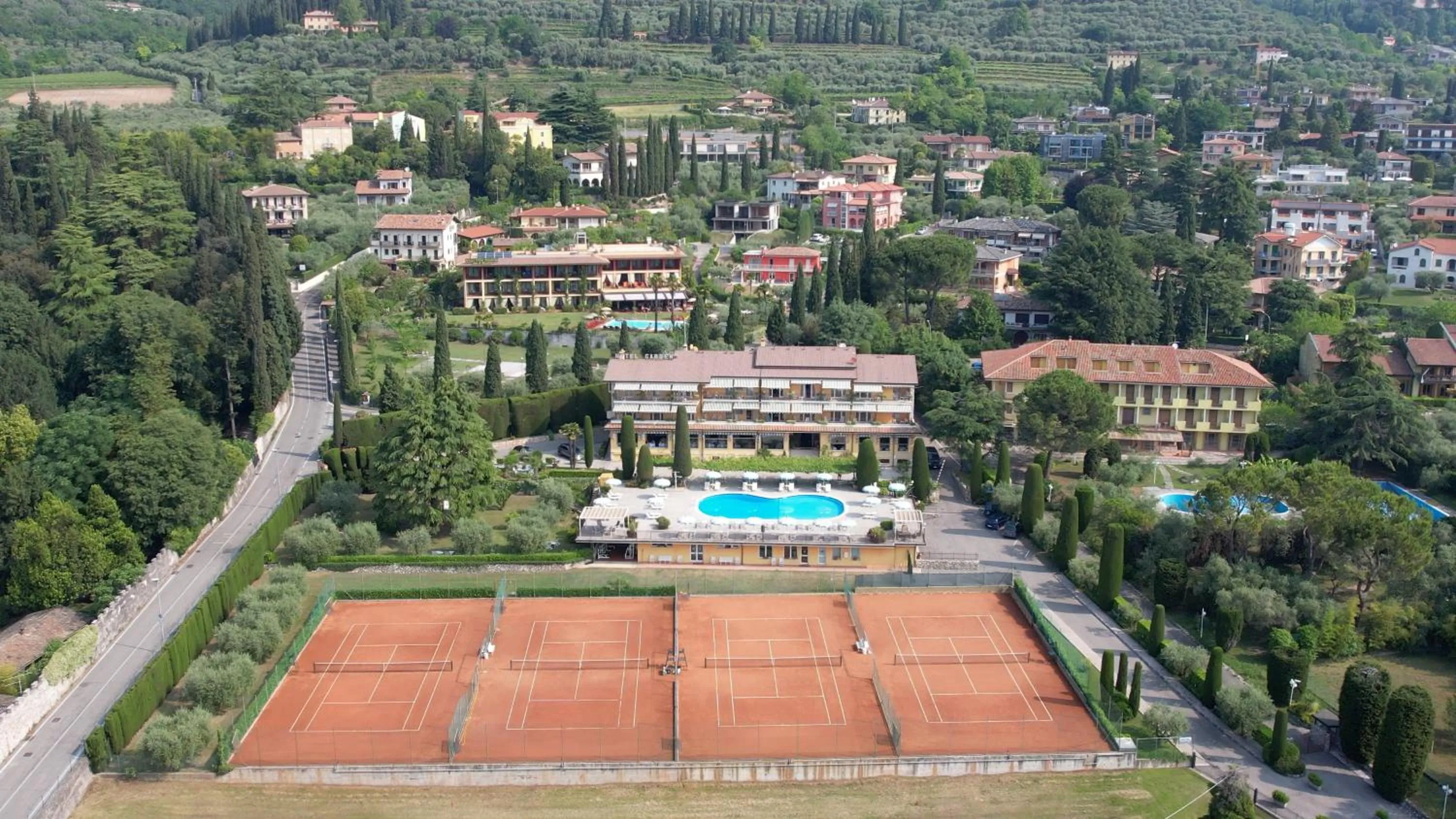 Tennis court in Hotel Garden