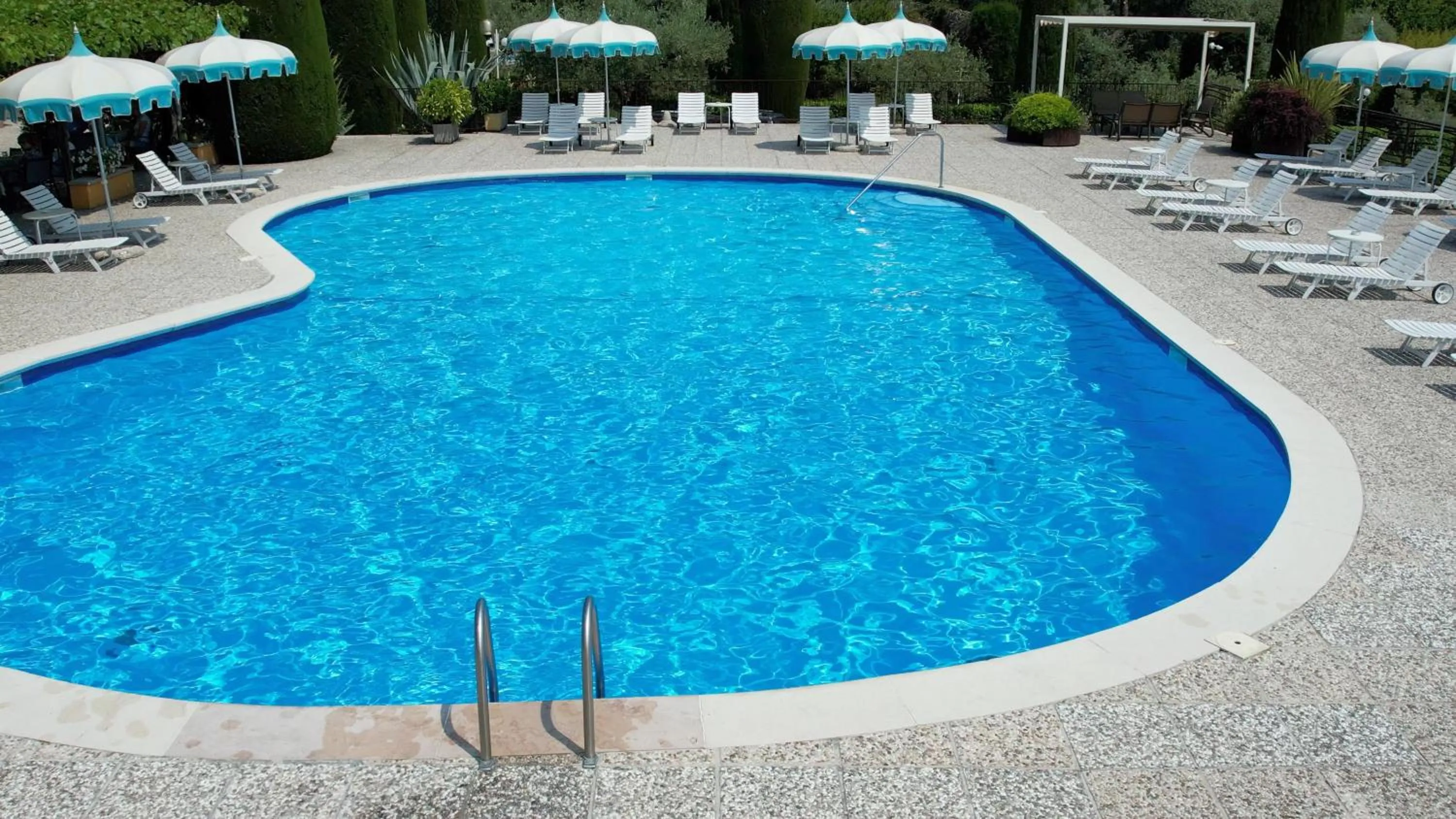 Pool view in Hotel Garden