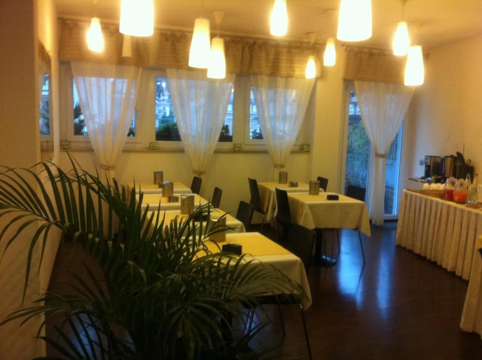 Restaurant/places to eat in Hotel Milano