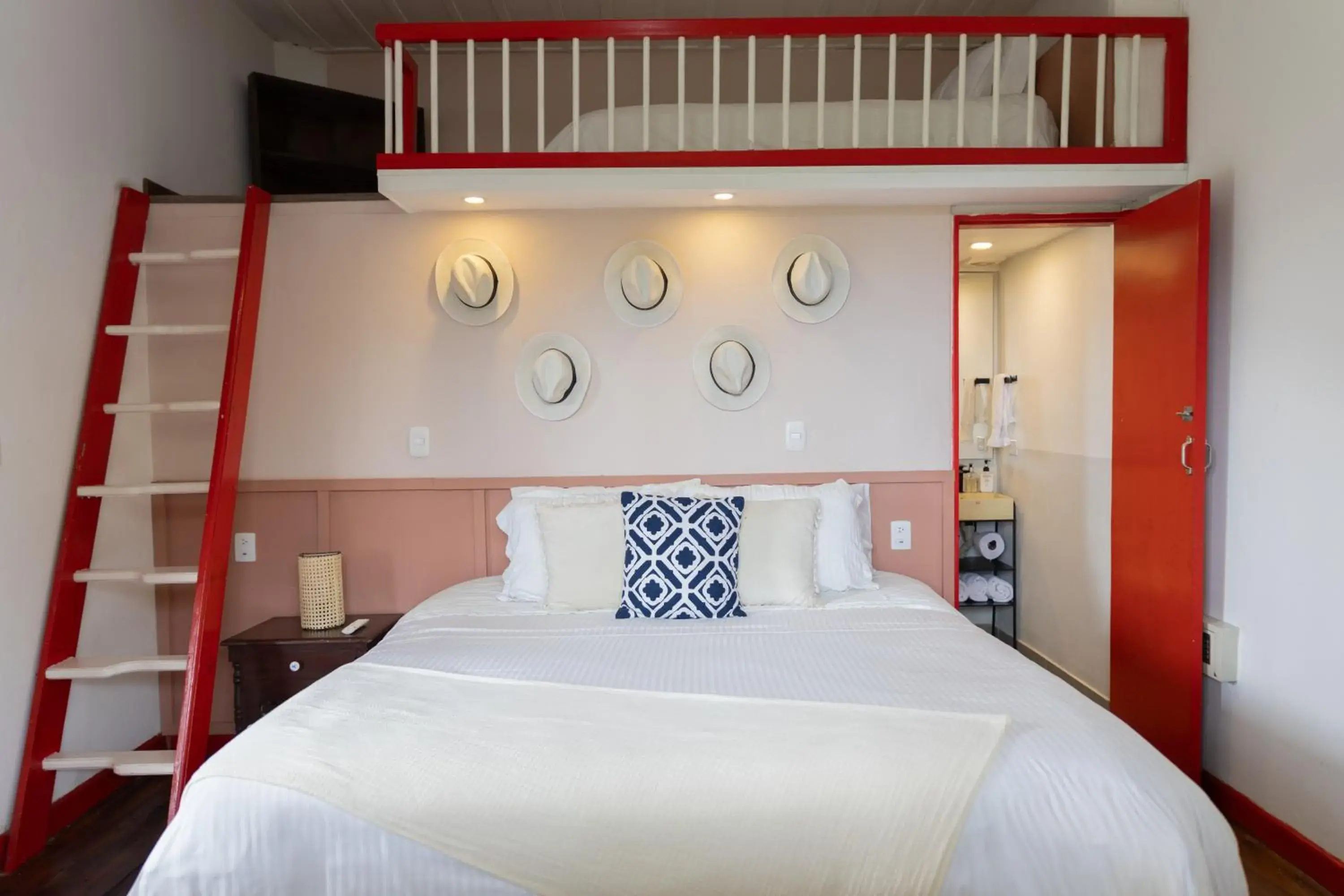 Mountain House - single occupancy - Superior Triple in La Cabaña Ecohotel - Valle del Cocora Mountain House - single occupancy - Superior Triple in La Cabaña Ecohotel - Valle del Cocora