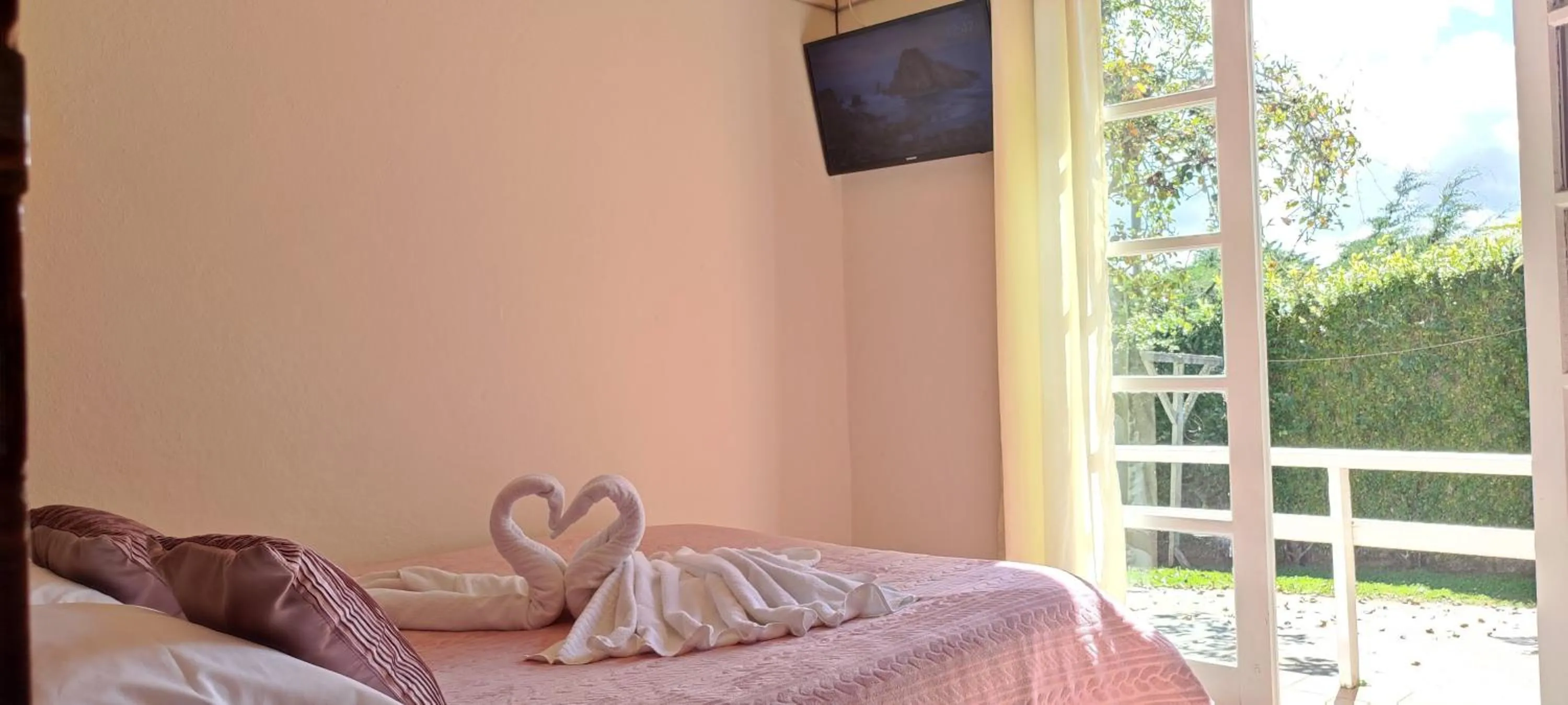 Communal lounge/ TV room in Casa anexa no Alto do Capivari