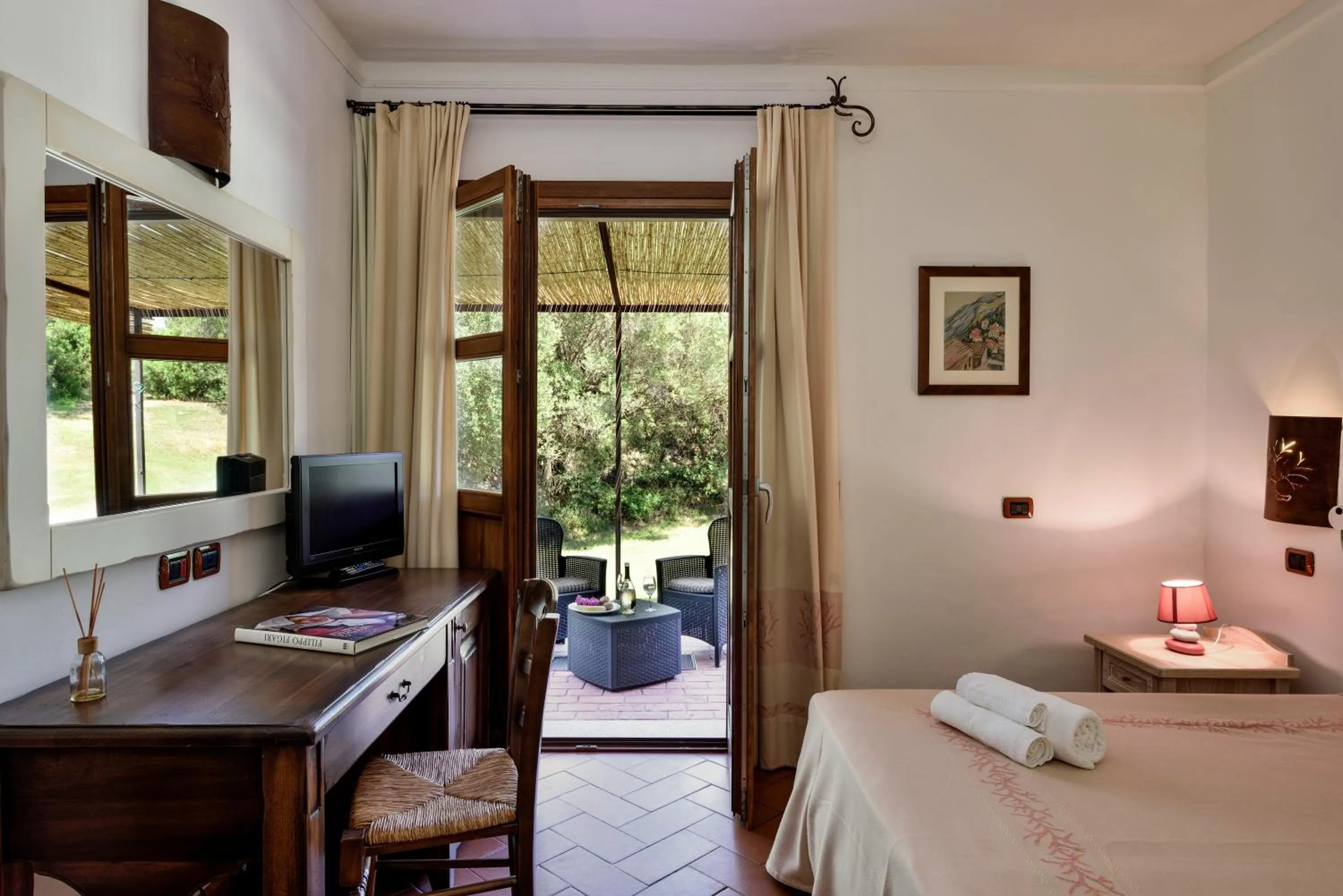 Patio, Bed in Hotel Abba & Murta