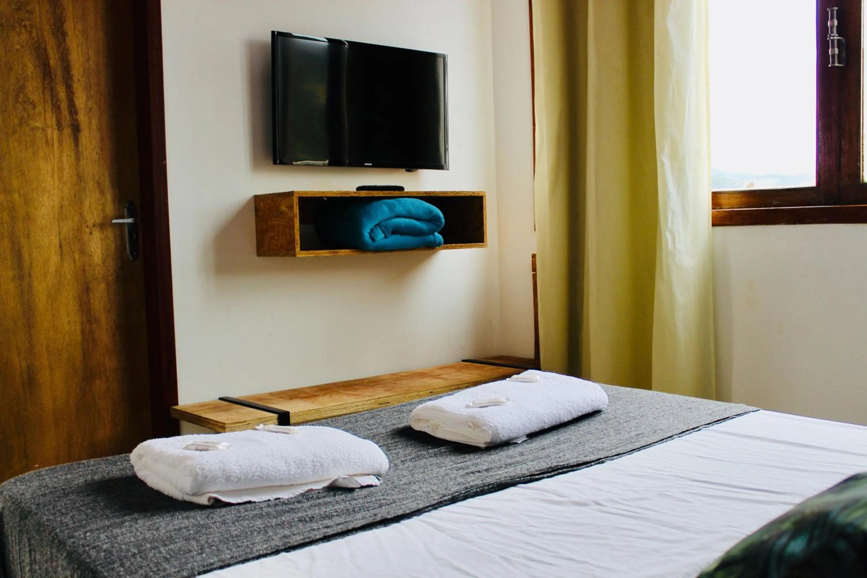 Bathroom, Bed in A Coroa Hostel & Pousada