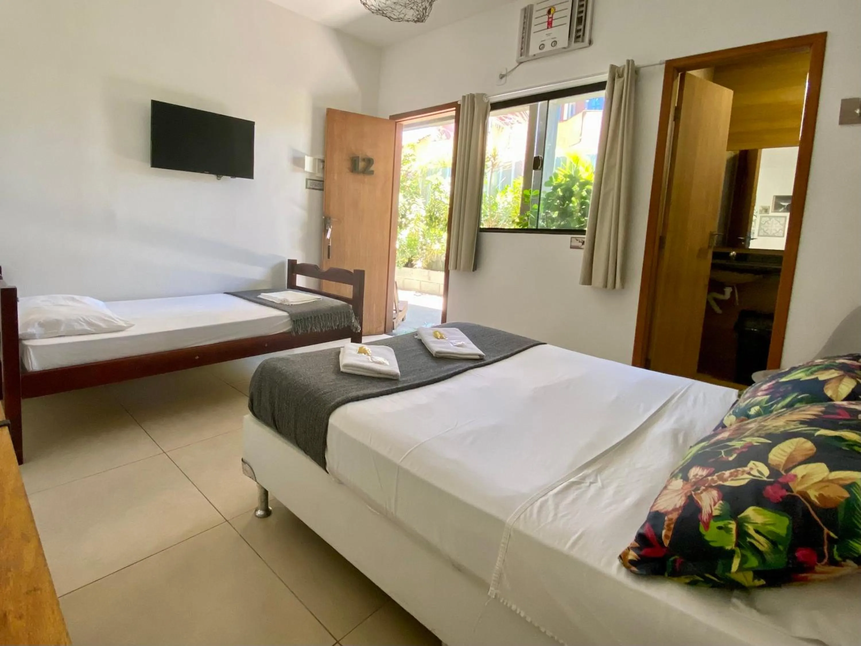 Property building, Bed in A Coroa Hostel & Pousada