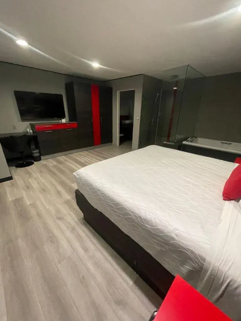 TV and multimedia, Bed in Astro Pasadena Hotel TV and multimedia, Bed in Astro Pasadena Hotel