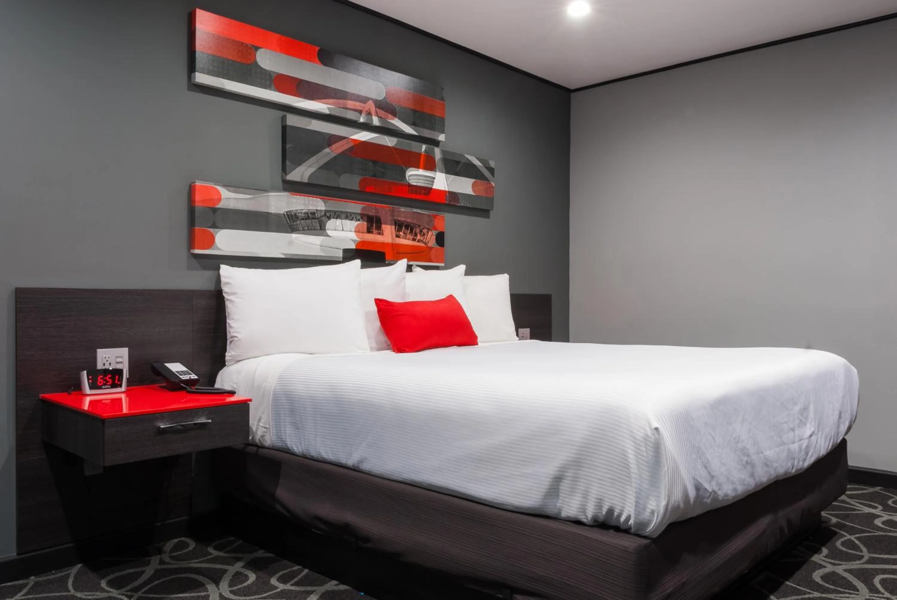 Bed in Astro Pasadena Hotel