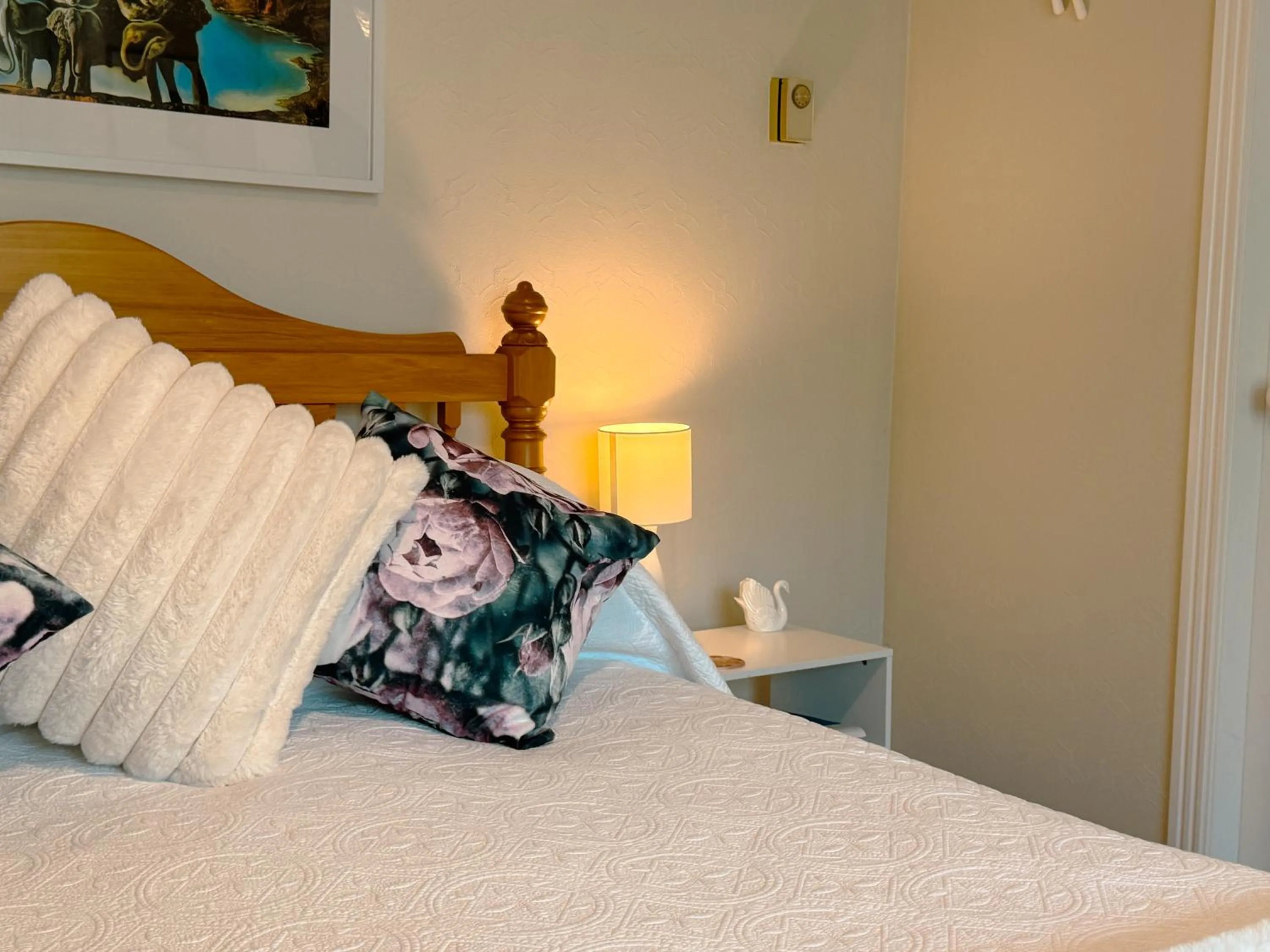 Bedroom, Bed in Swan House