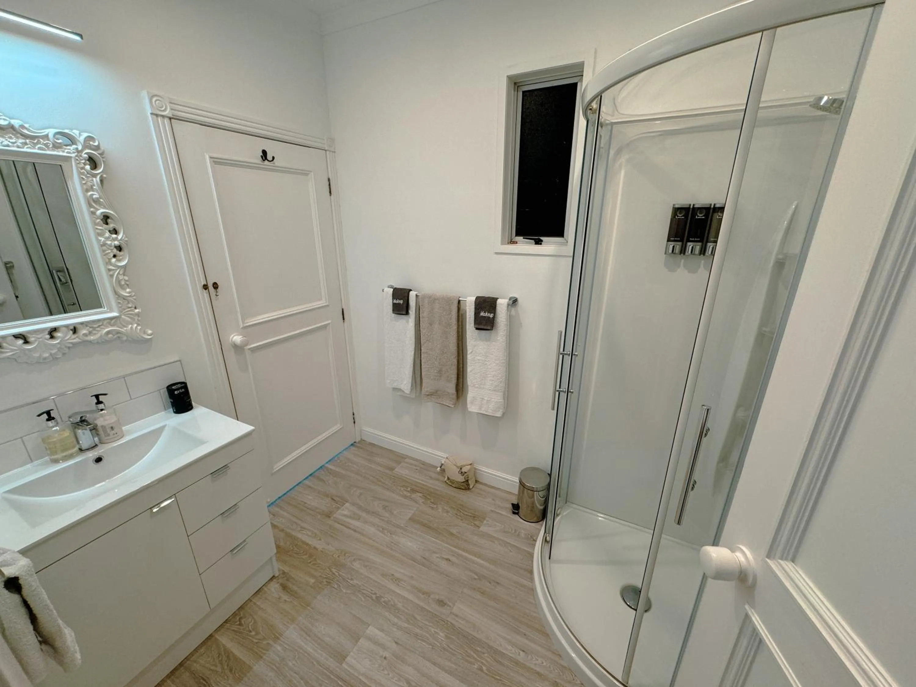 Shower in Swan House